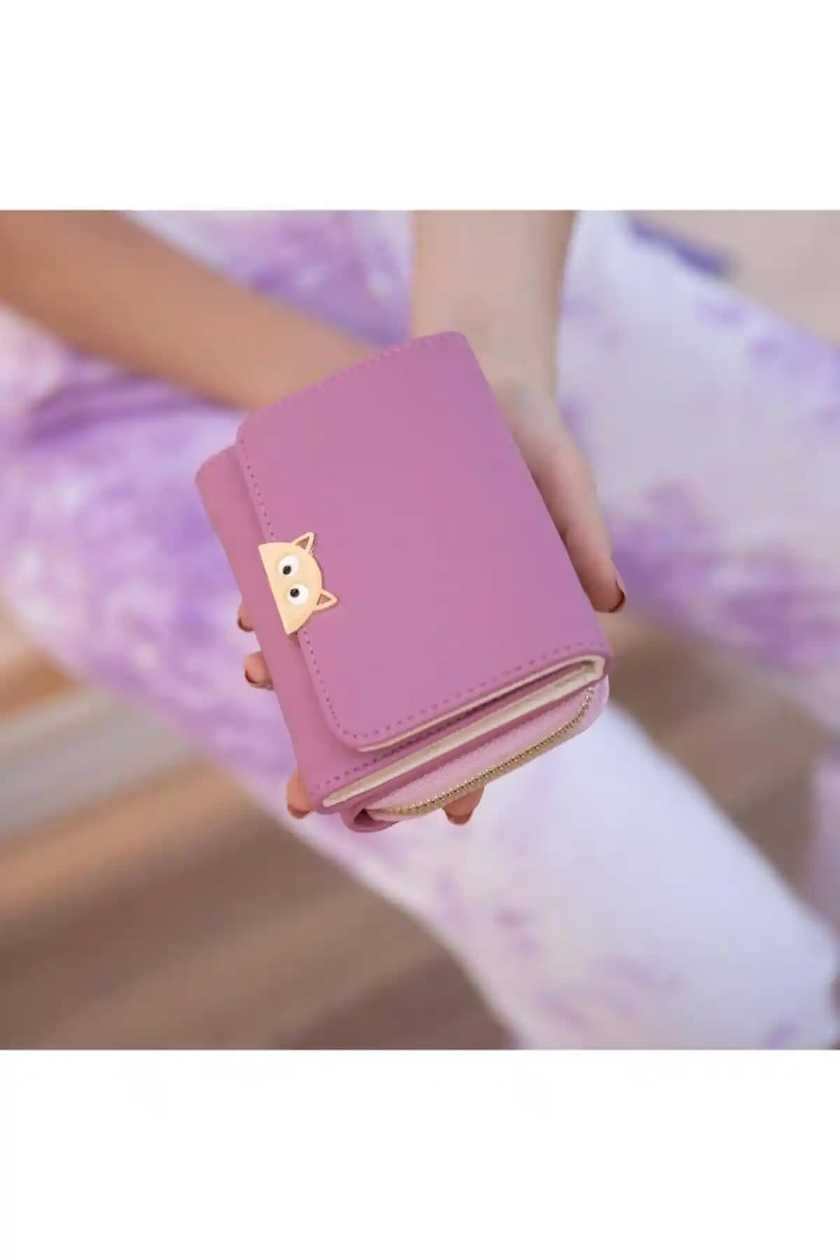 Kedili Cüzdanlar: Şıklık ve Fonksiyonelliği Bir Araya Getiren Sevimli Aksesuarlar