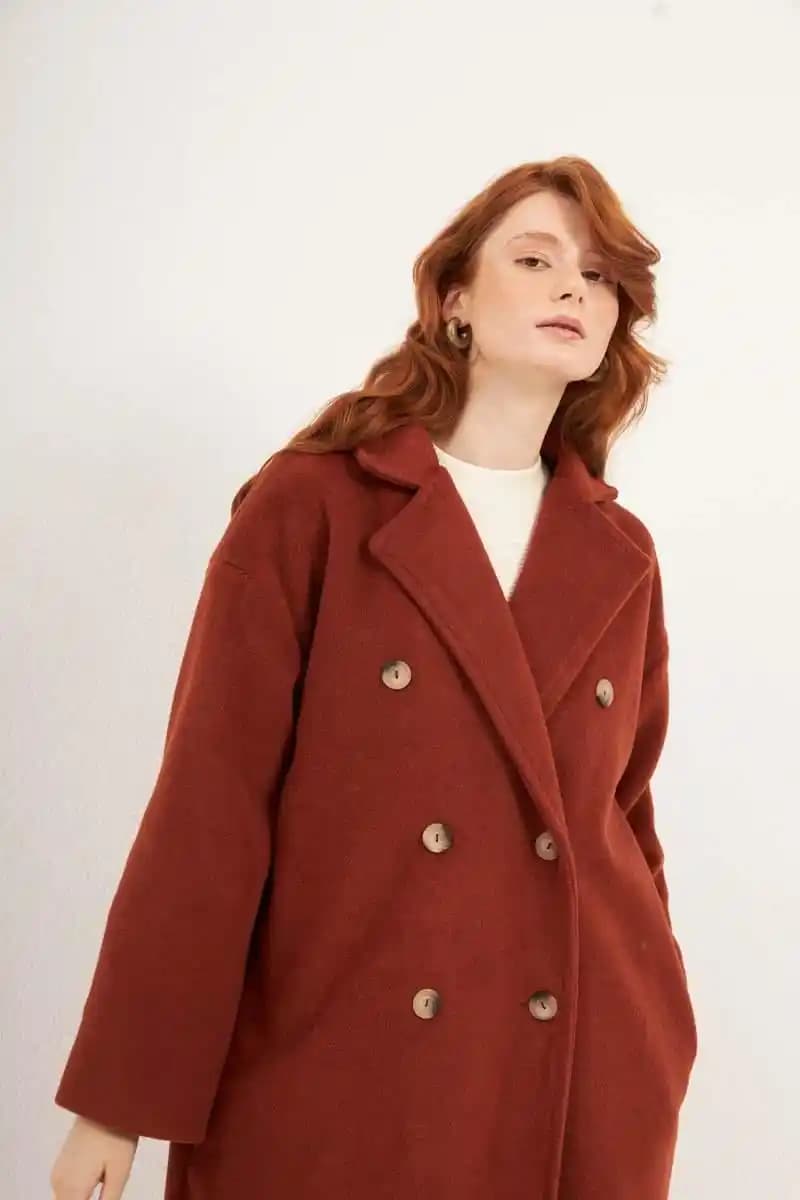 Kiremit Renkli Kabanlar: Günlük ve İş Hayatında Şıklık ve Çok Yönlülük