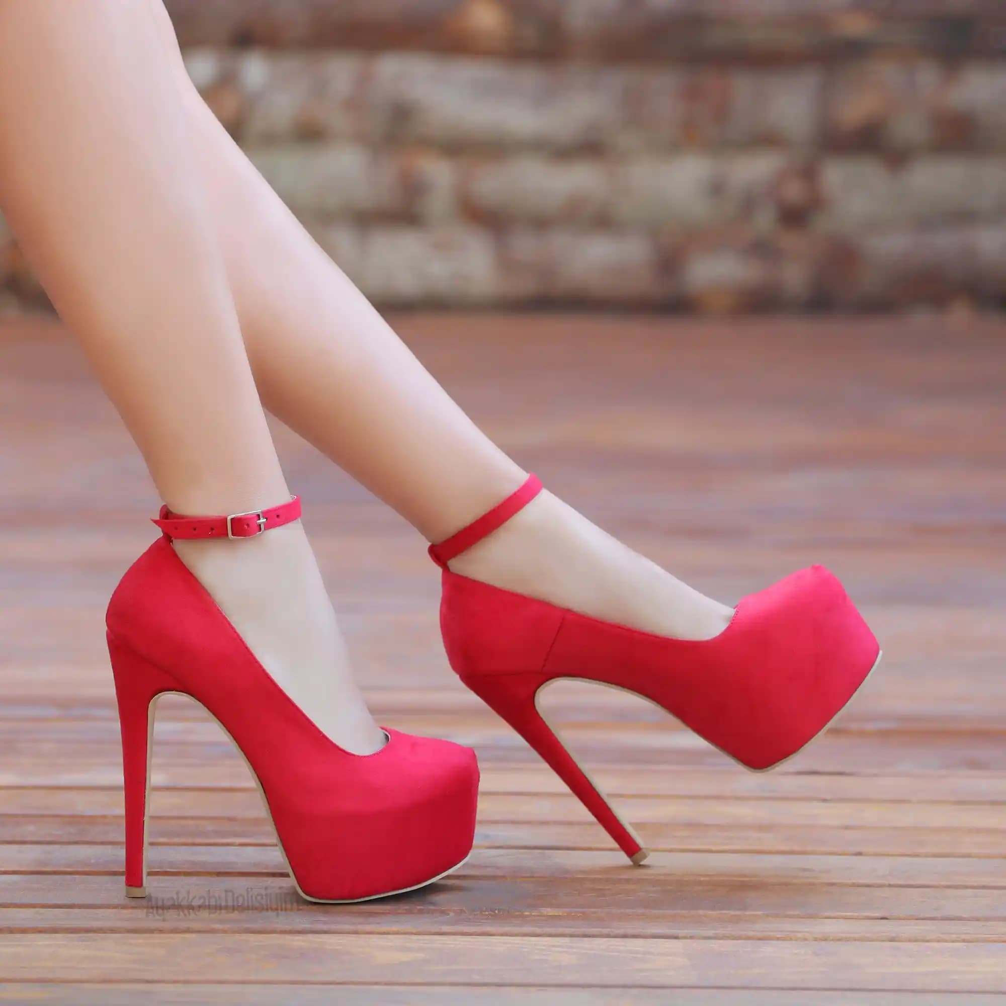 Kırmızı Ayakkabılarla Stilinizi Güçlendirin: Moda ve Kombin İpuçları