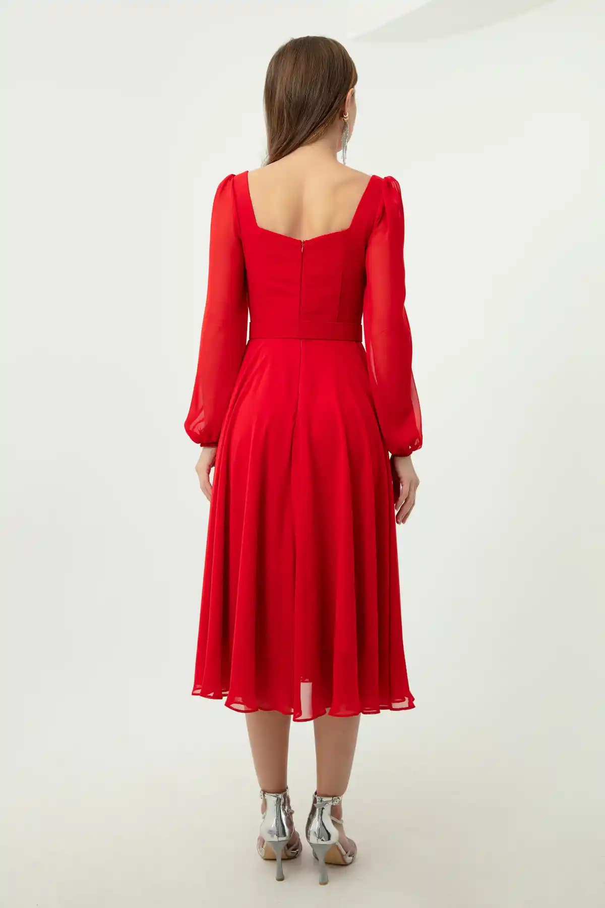 Kırmızı Midi Abiye ile Şıklık ve Zarafetin En Güçlü Kombinasyonu