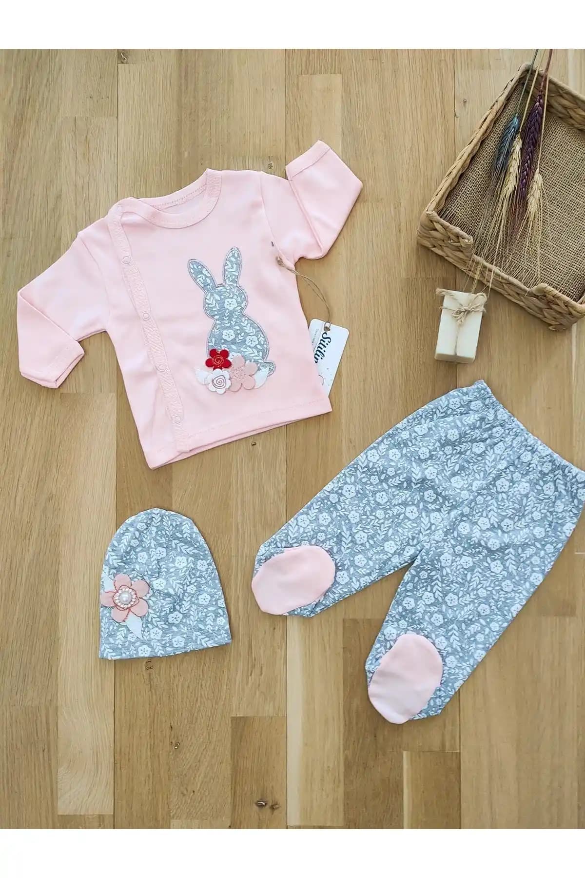 Kız Bebek Hastane Çıkışı İçin En İyi Giyim ve Aksesuar Seçenekleri