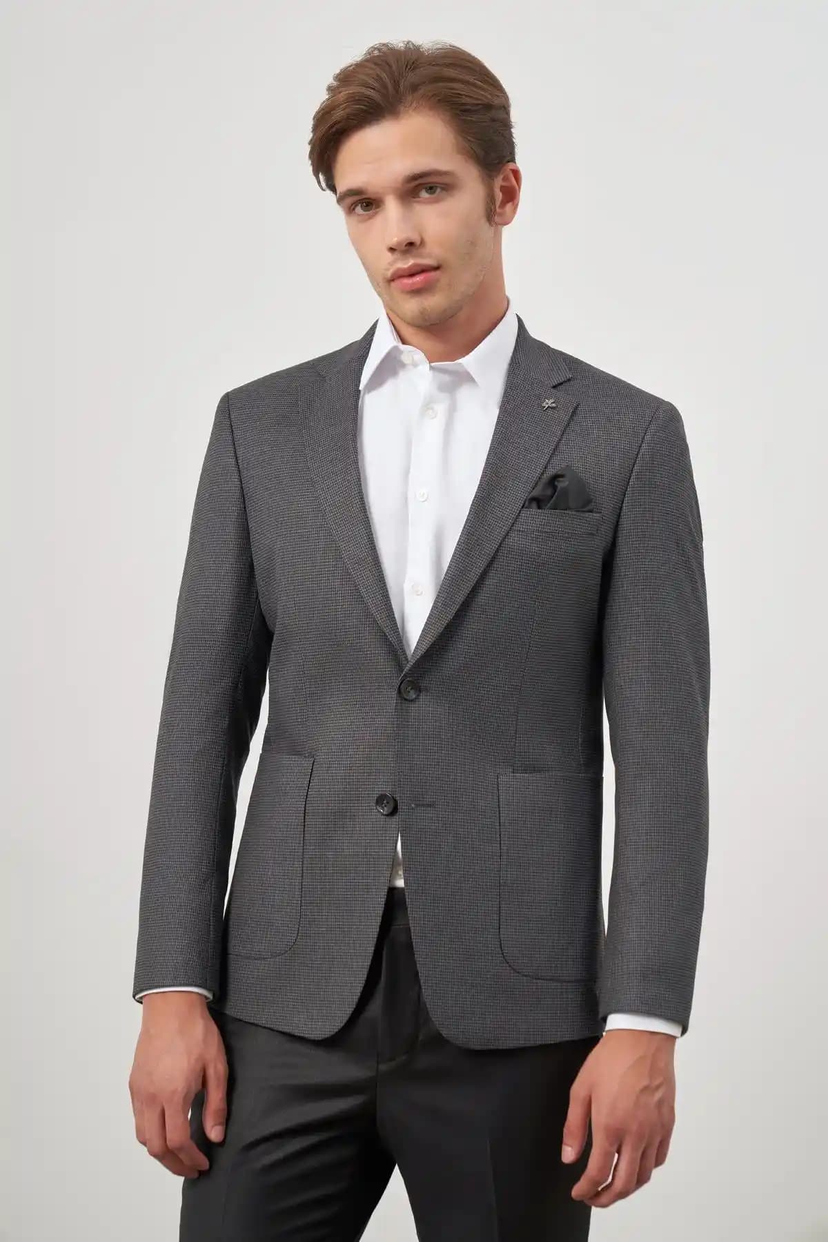 Koyu Antrasit Rengi: Moda ve Stil İçin Modern ve Zarif Seçenekler