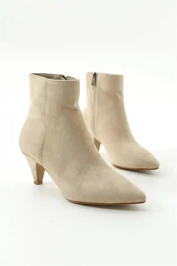 Krem Süet Botlar: Şıklık ve Konforu Bir Arada Sunan Kış Moda Trendleri