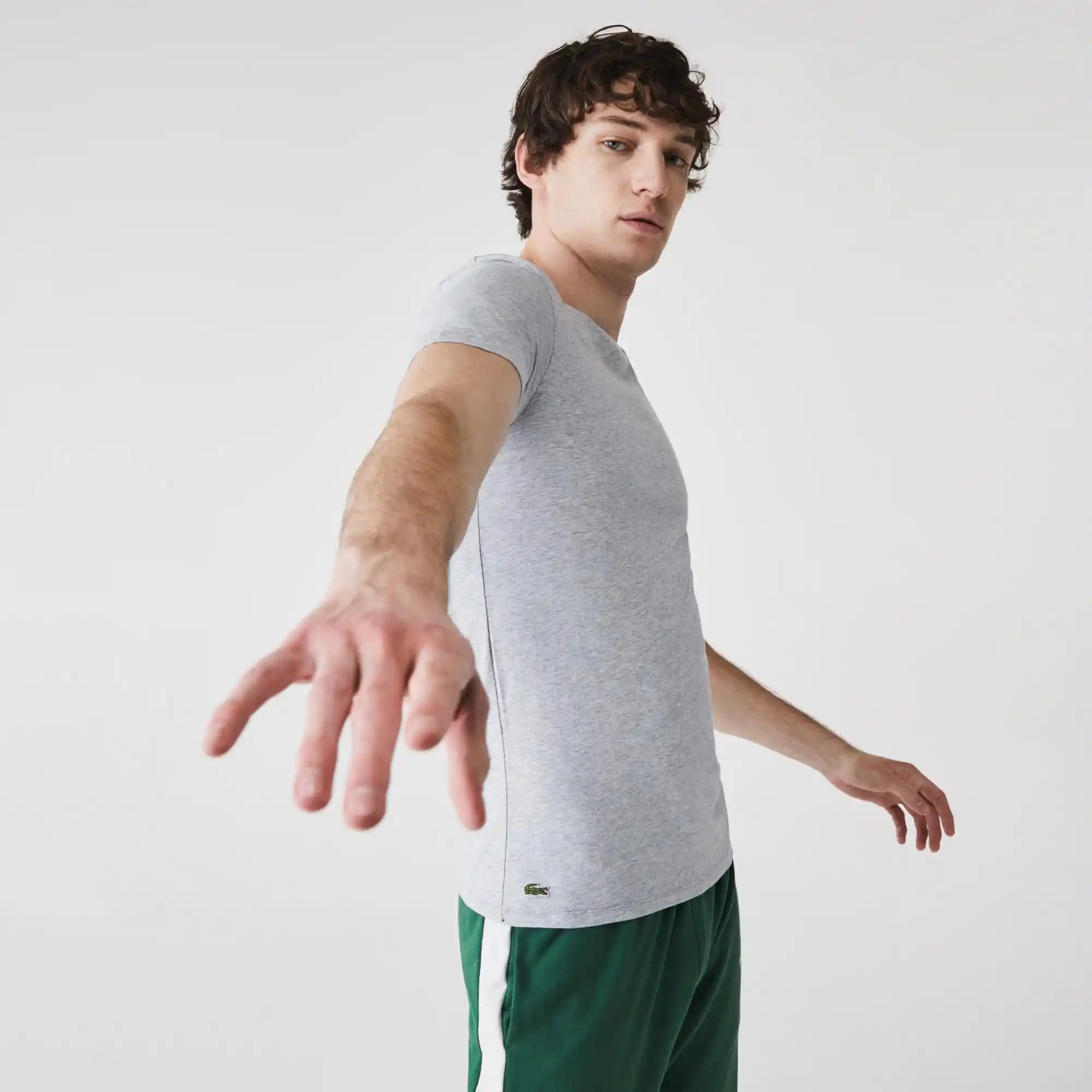 Lacoste Atlet Koleksiyonu: Şıklık ve Rahatlığın Modern Buluşması