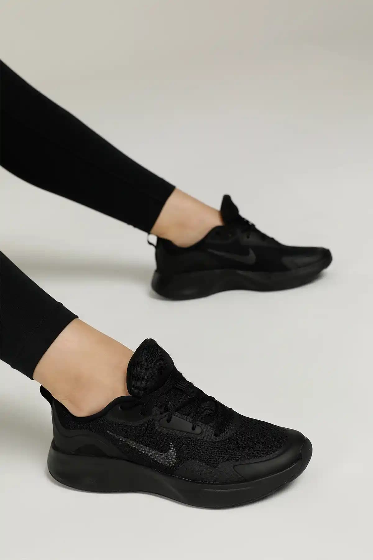 Nike in Street Ayakkabılarıyla Günlük Şıklık ve Sokak Modasının Gücü