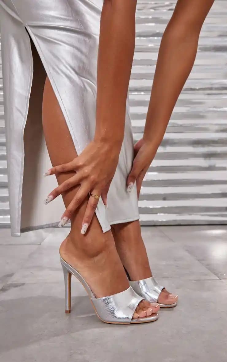 Topuklu Mules: Şıklık ve Rahatlığı Bir Arada Sunan Moda Ayakkabısı