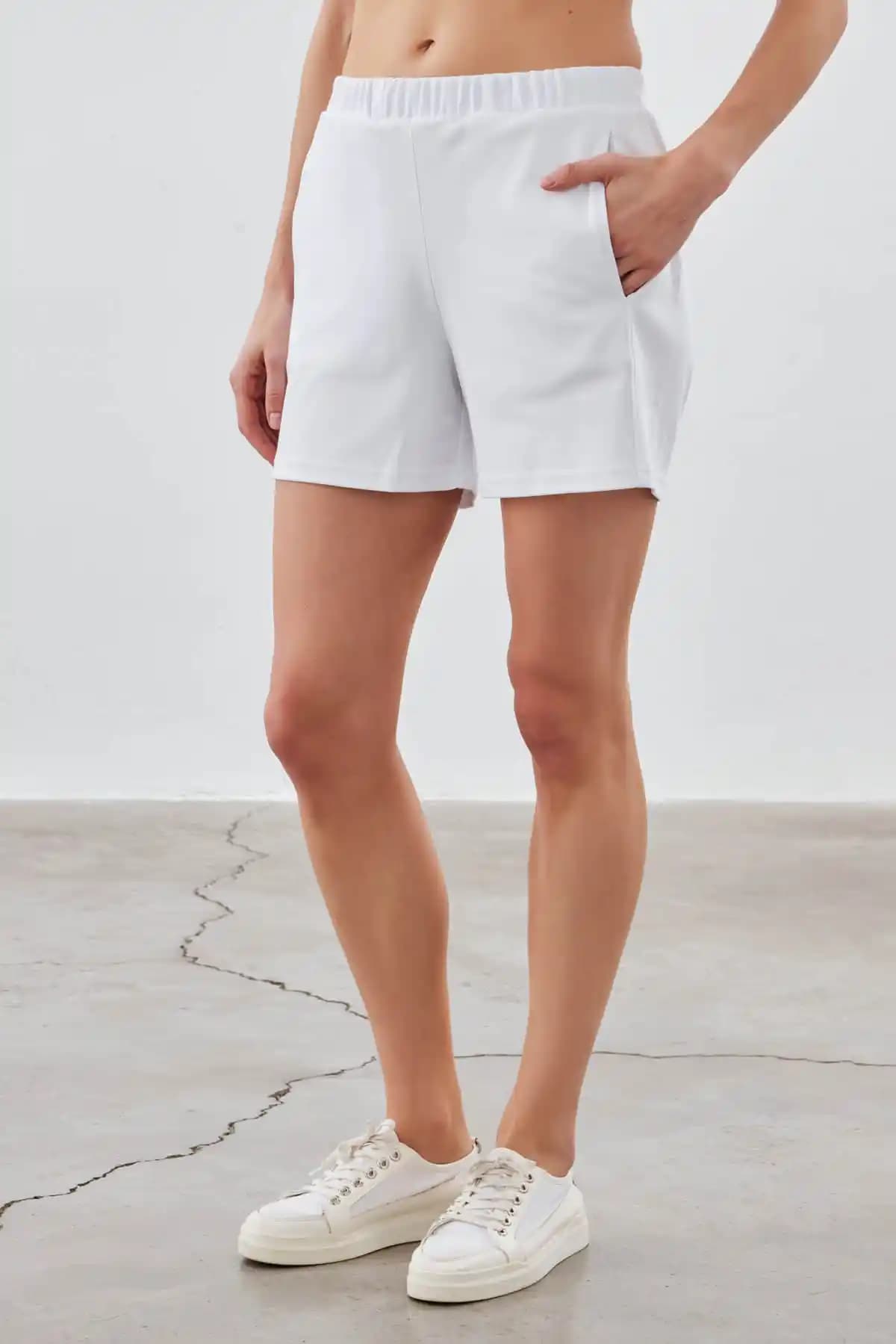 Yaz Aylarında Beyaz Şort Kombinleri ve Moda Trendleri Hakkında Detaylı Rehber