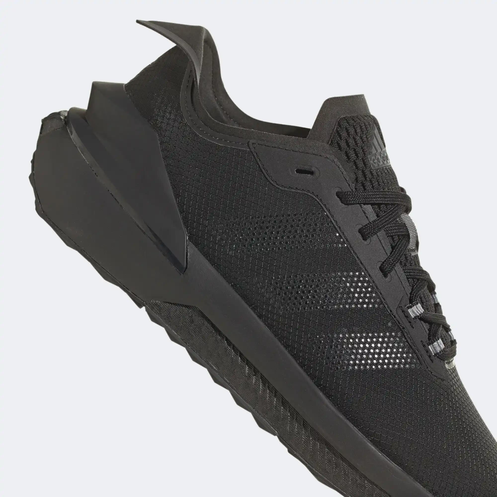 Adidas Siyah Ayakkabılar: Moda ve Fonksiyonelliğin Modern Birleşimi