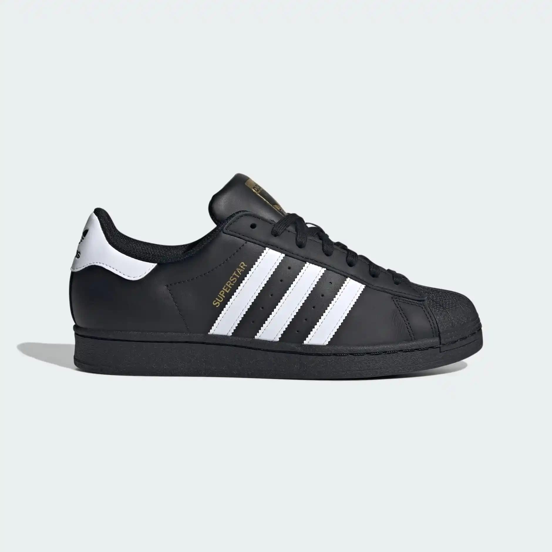Adidas Superstar: Zamanın Ötesinde Bir İkon ve Moda Dünyasının Vazgeçilmezi