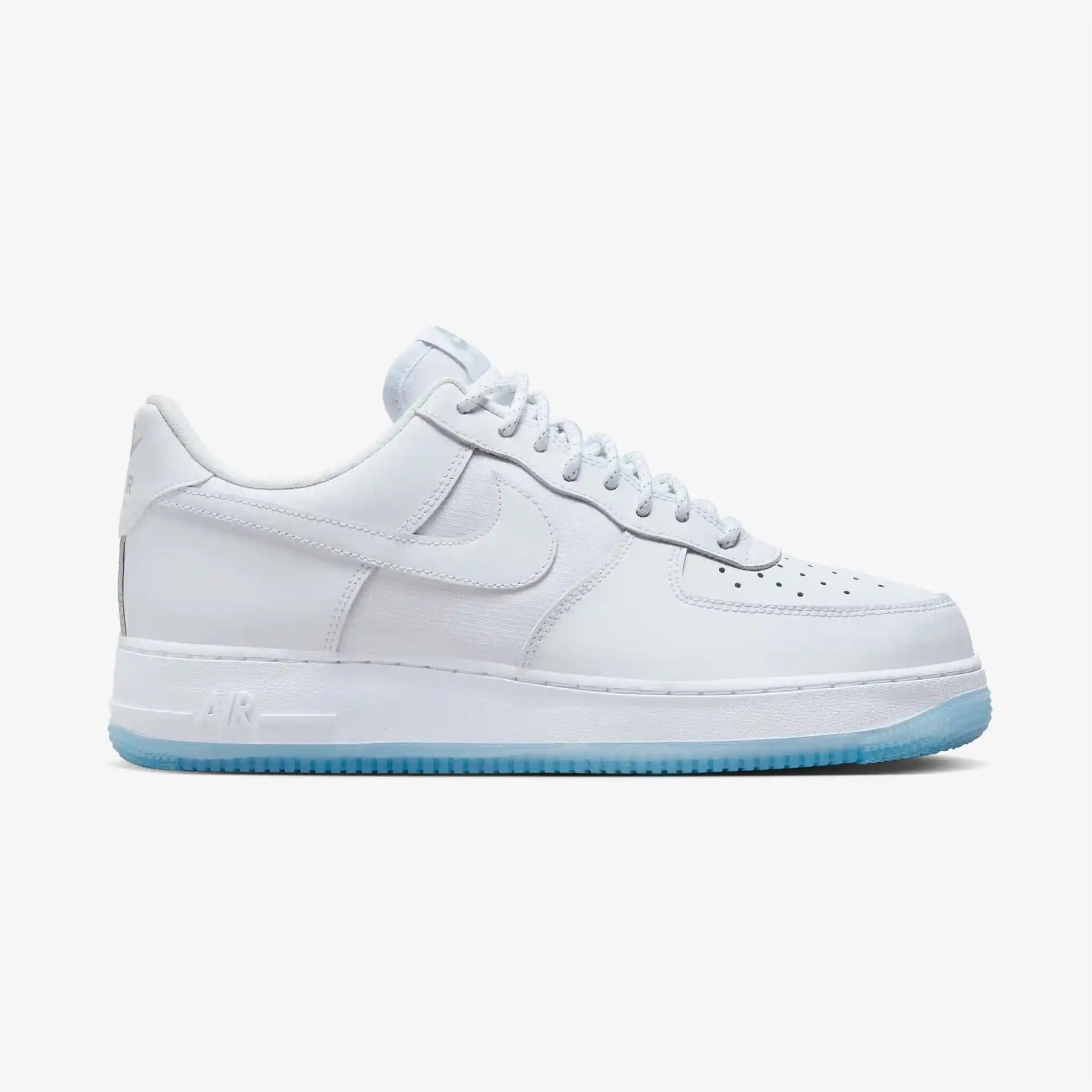 Beyaz Nike Air Force 1 Erkek Ayakkabısı: Stil ve Konforun Buluştuğu Modern Seçenek