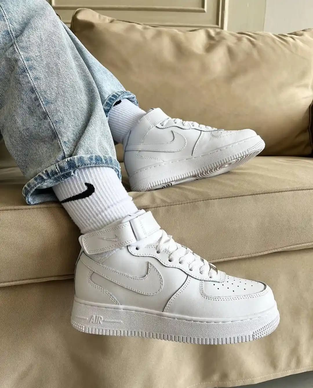 Beyaz Nike Air Force: Stil ve Konforun Simgesi Modern Moda Tercihi