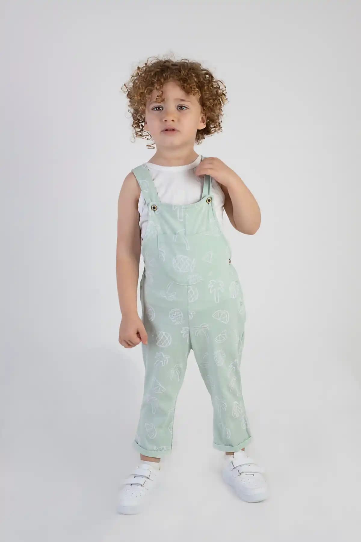 Çocuklar İçin Salopet Tulumlar: Rahatlık ve Şıklığın Modern Kombinasyonları