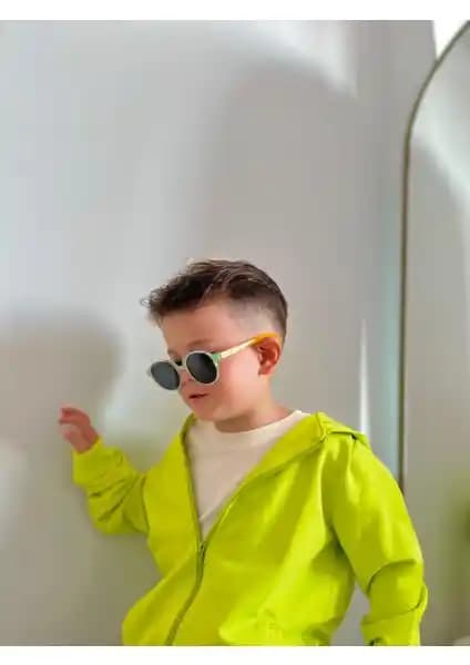 Çocuklar için UV ve polarize korumalı şık güneş gözlüğü 4-10 yaş arası