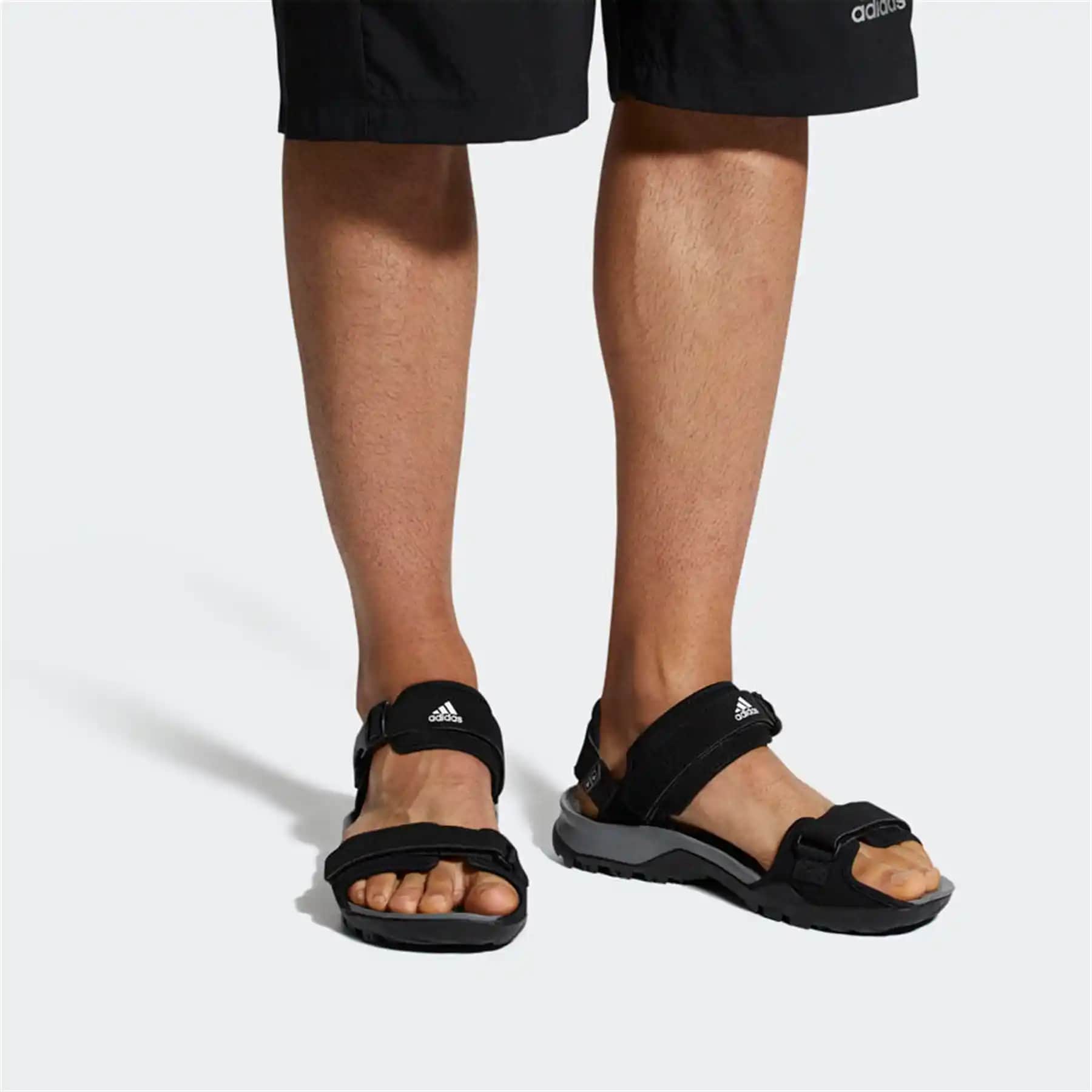 Erkekler İçin Adidas Sandaletler: Yaz Aylarında Rahat ve Şık Seçenekler