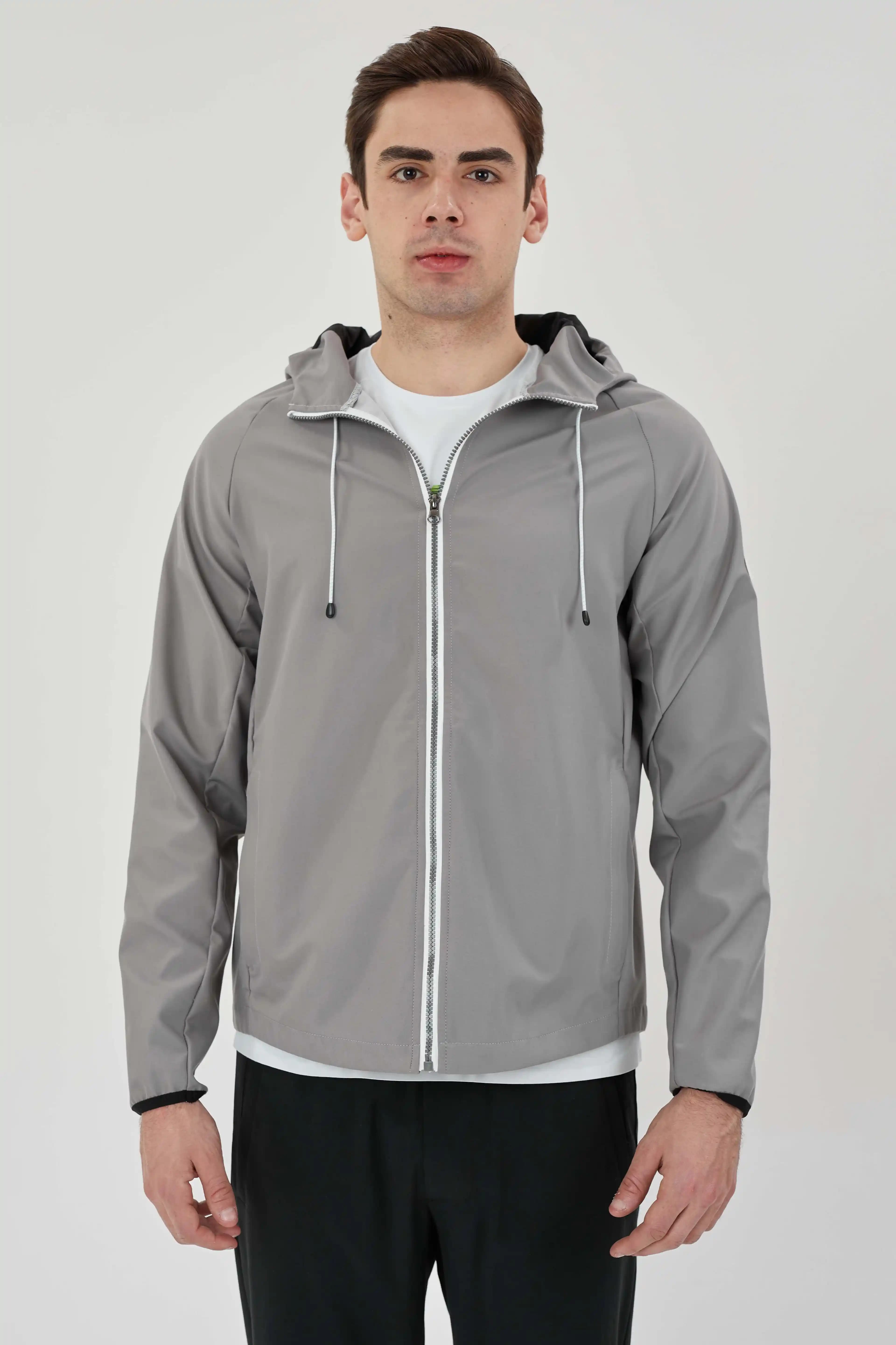 Erkekler İçin Rüzgarlık Seçimi ve Güncel Moda Trendleri Hakkında Kapsamlı Rehber