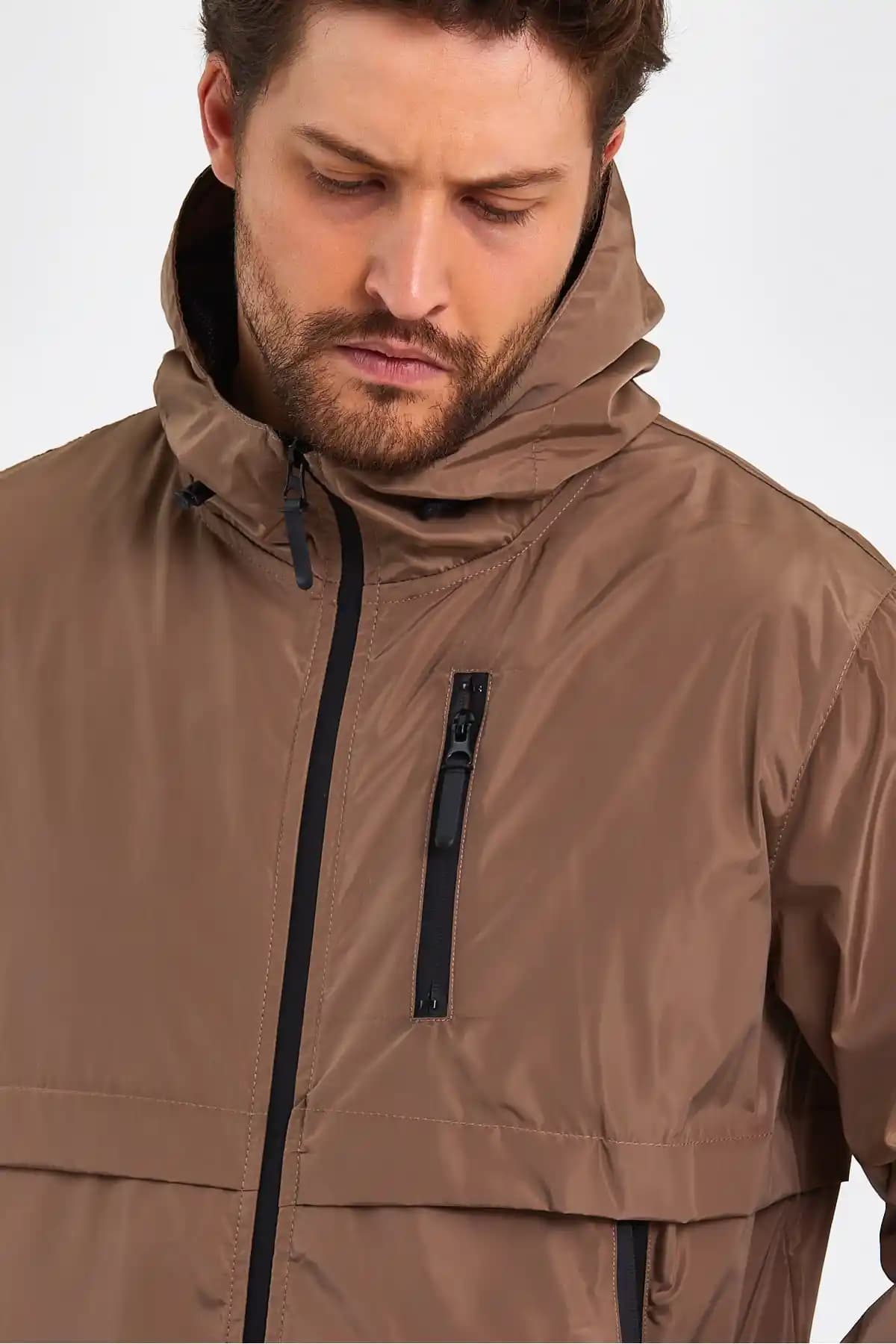 Erkekler İçin Rüzgarlık ve Yağmurluk Seçim Rehberi: Şıklık ve İşlevsellik Bir Arada