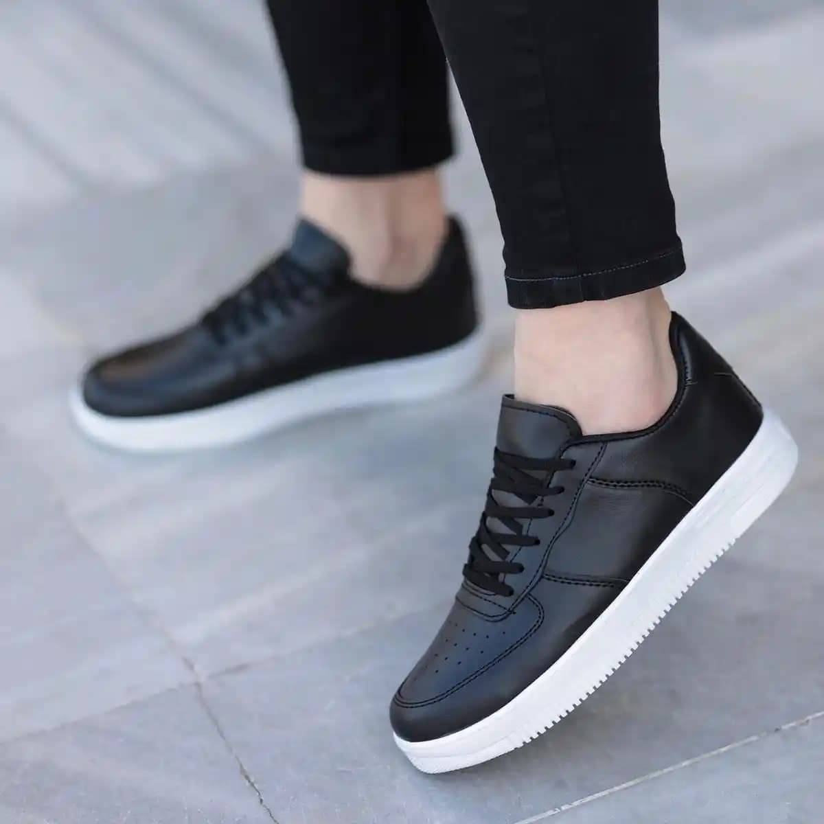 Erkekler İçin Tabanı Beyaz ve Siyah Ayakkabılar: Şıklık ve Fonksiyonellik Bir Arada