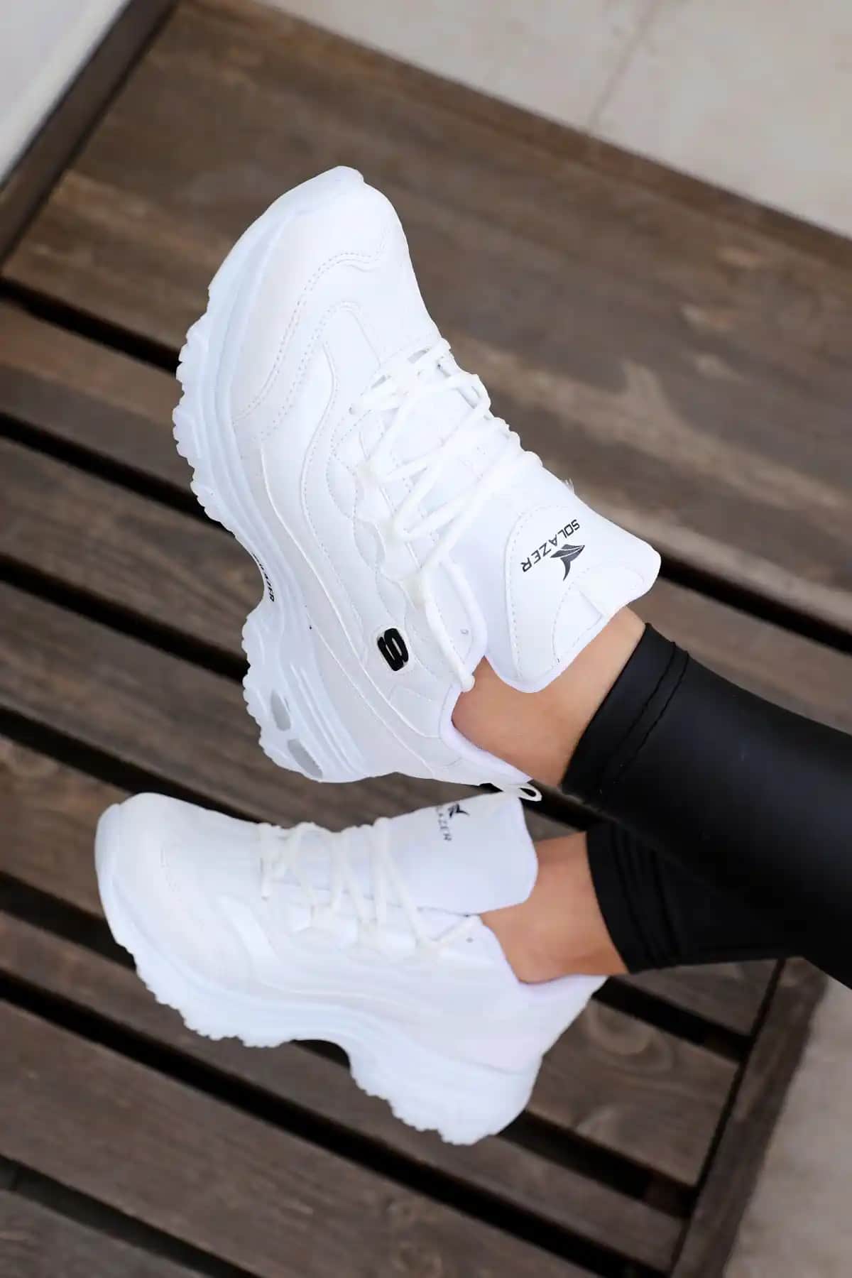 Kadınlar İçin Beyaz Spor Ayakkabı Modasında Şıklık ve Konforun Birleşimi