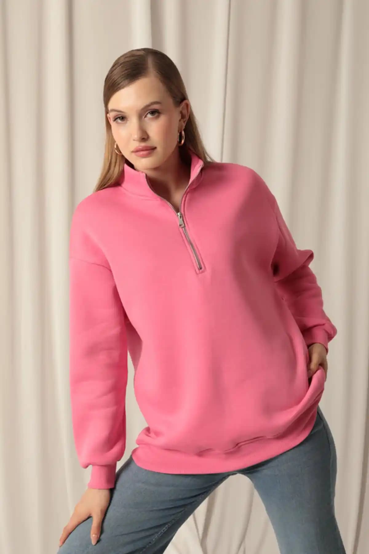 Kadınlar İçin Pembe Sweat Modelleri ve Stil İpuçları Günlük ve Spor Kombinler