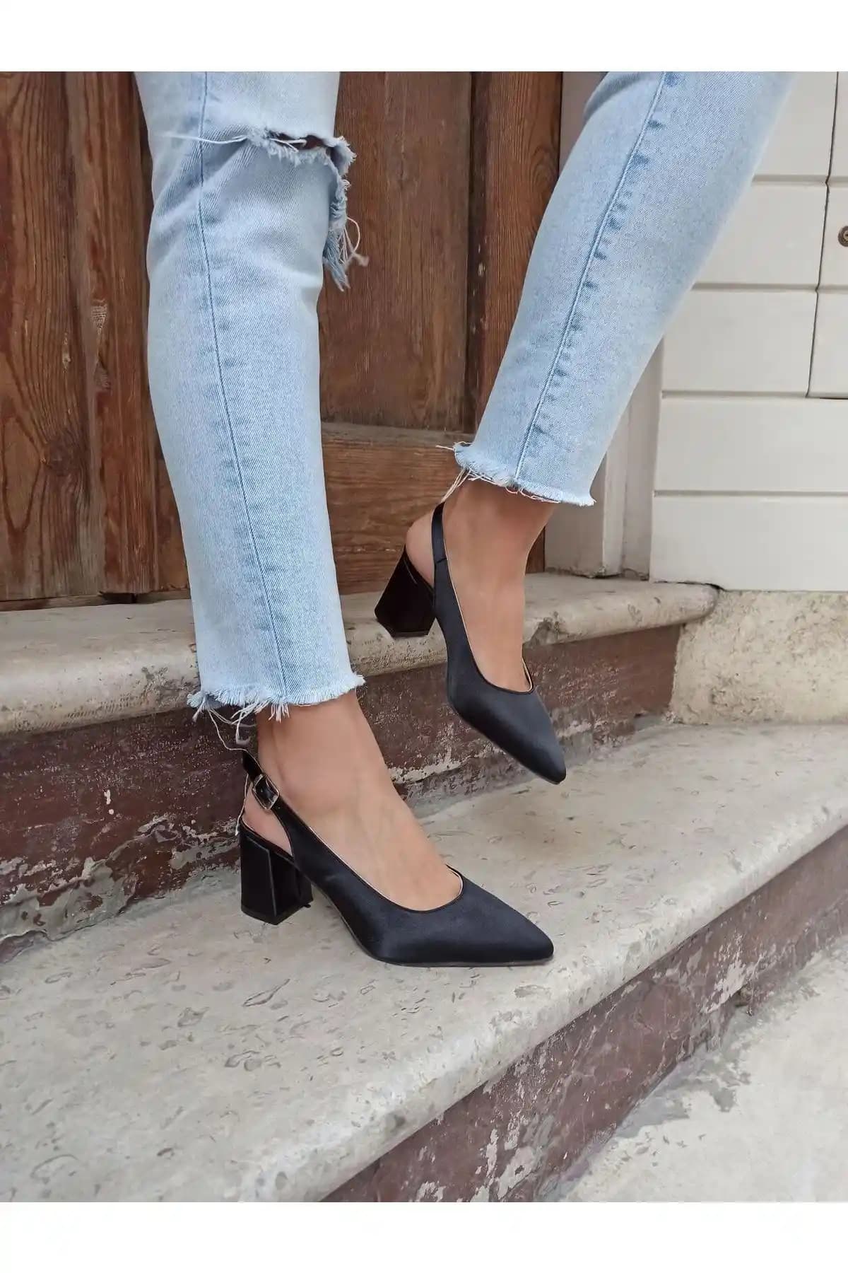 Kalın Topuklu Ayakkabılar: Şıklık ve Konforu Bir Arada Sunan Modeller