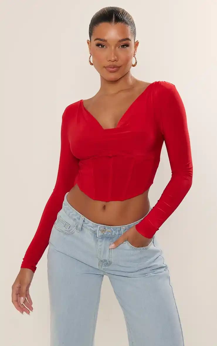 Kırmızı Üstlerin Moda Dünyasındaki Yeri ve Kombinasyon İpuçları