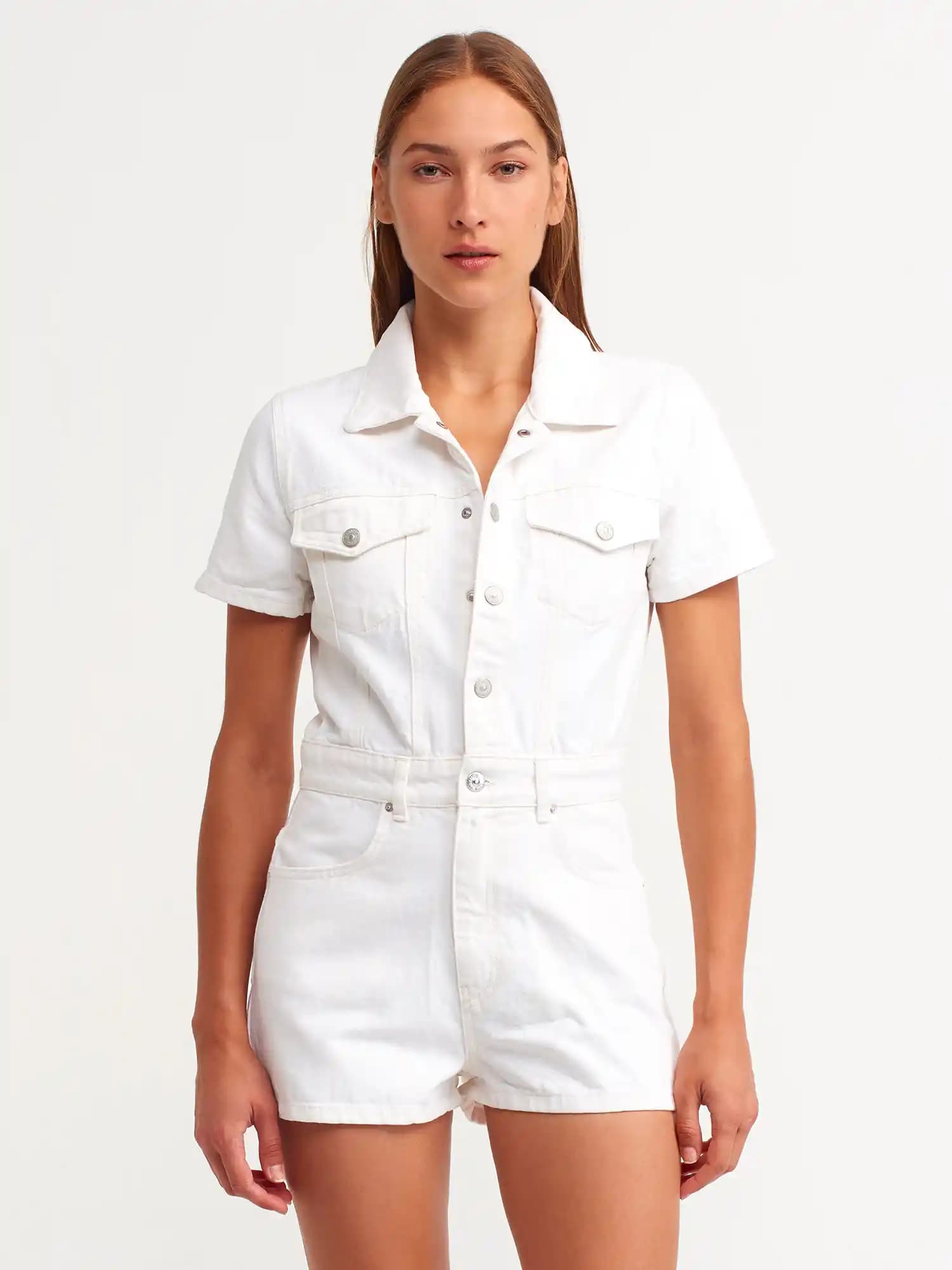 Kısa Tulumlar: Yaz Aylarında Şıklık ve Konforu Bir Arada Sunan Modern Giyim Seçeneği