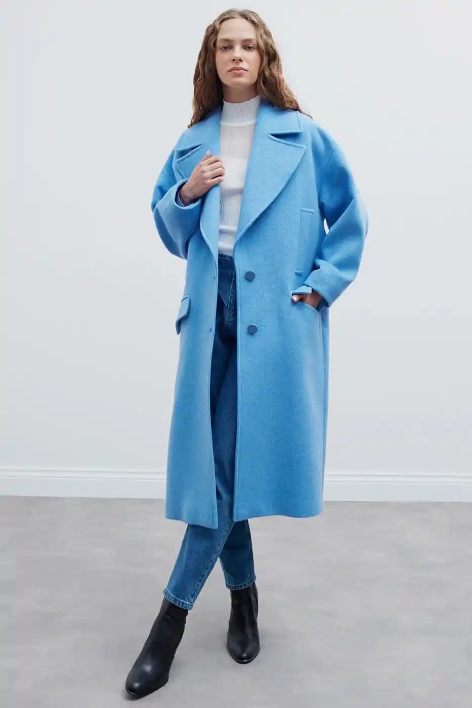 Mavi Kadın Kabanları: Modern ve Şık Tasarımlarla Kışa Hazırlanın