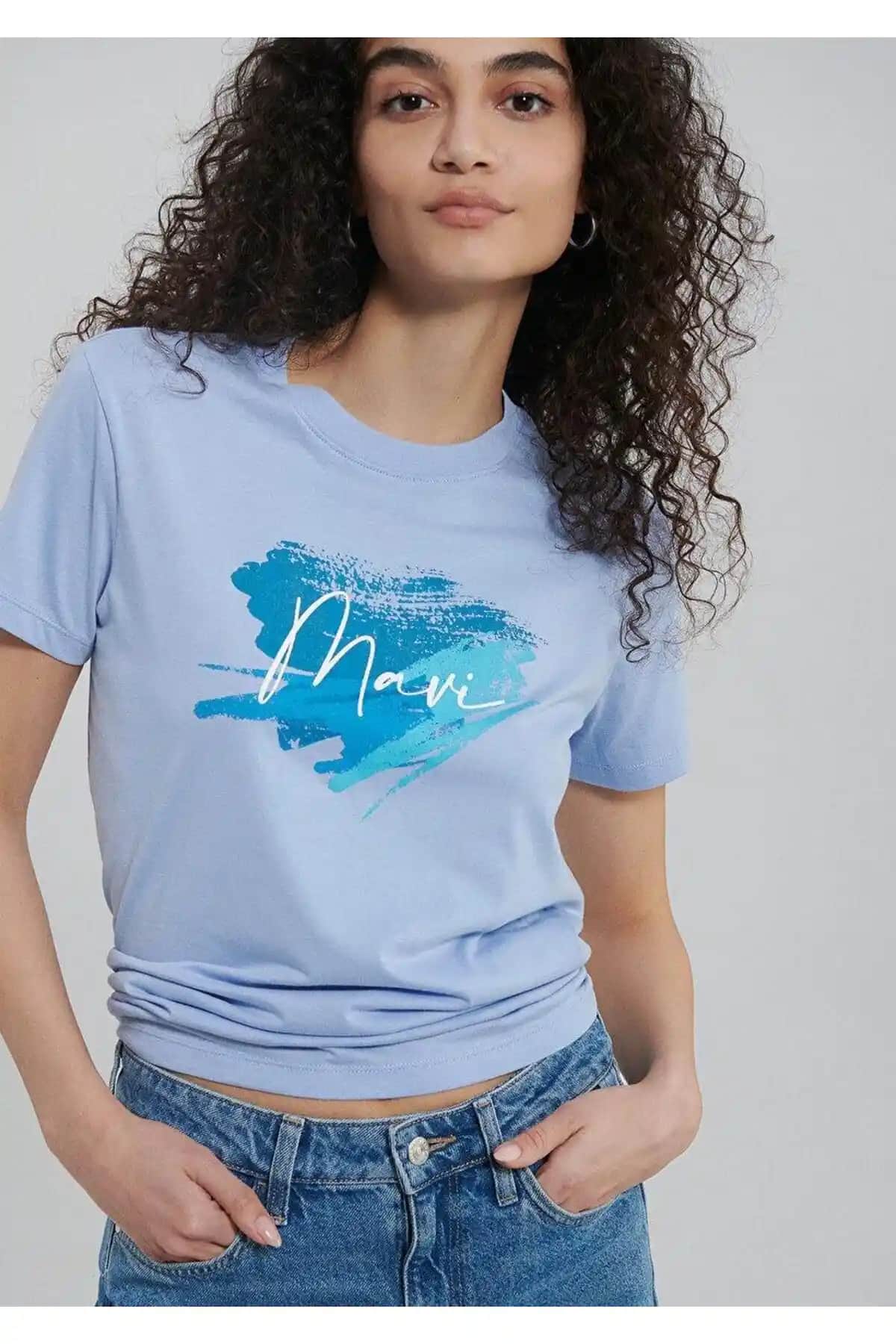 Mavi Kadın Tişörtleri: Rahatlık ve Şıklığın Modern Kadınlar İçin En İyi Seçenekleri