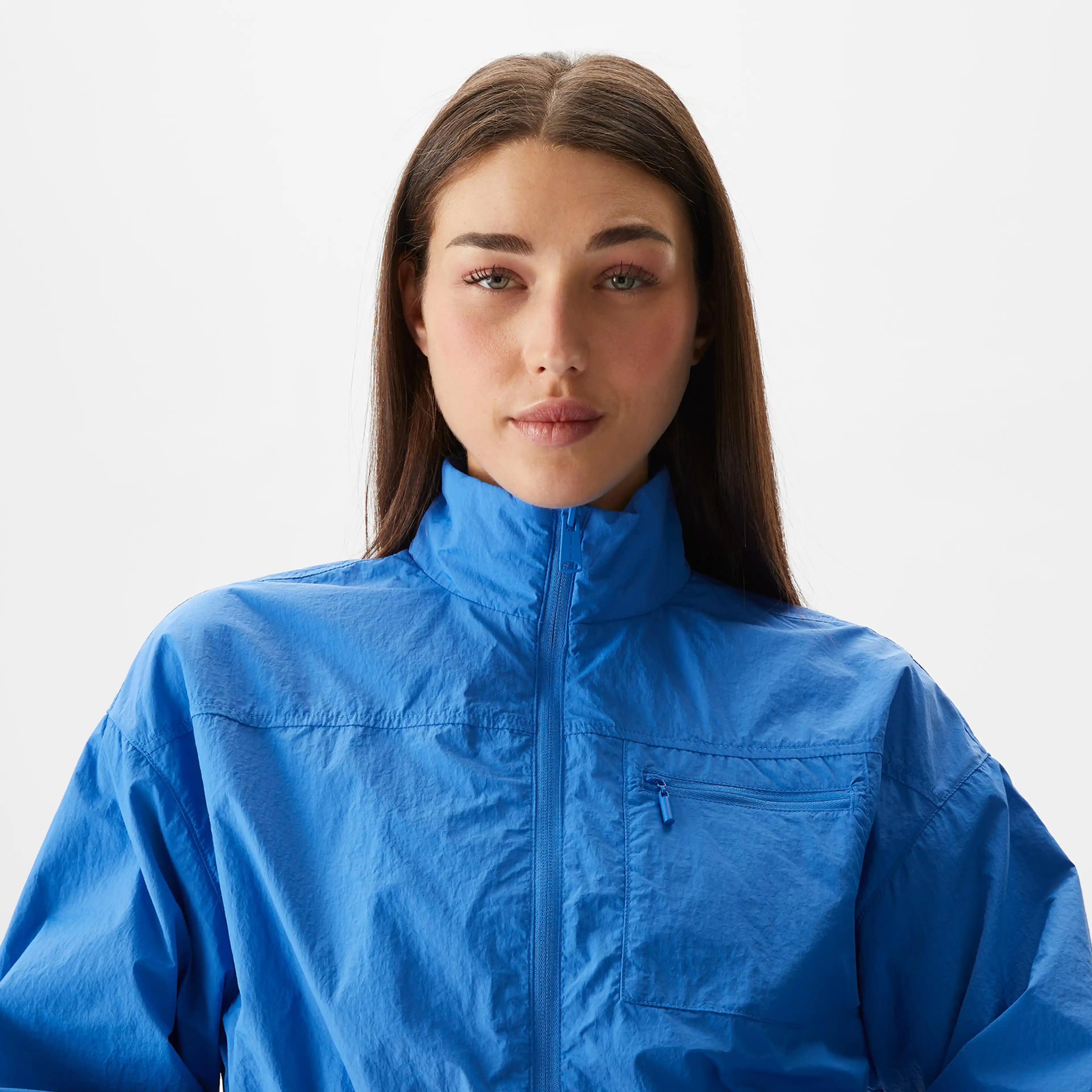 Mavi Rüzgarlıklar: Şıklık ve Fonksiyonelliği Bir Arada Sunan Güncel Modeller