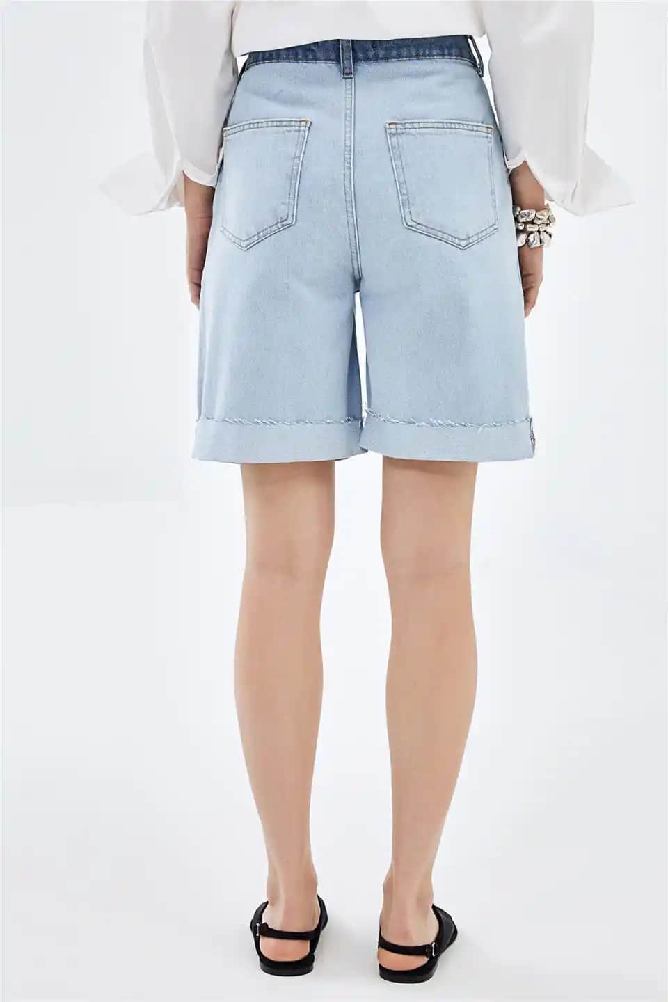 Mavi Sortlar: Günlük ve İş Hayatında Şıklık ve Rahatlık Sunan Denim Pantolonlar