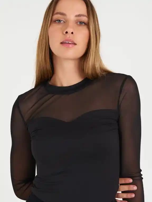 Mesh Tişörtler: Günümüz Modasında Cesur ve Çok Yönlü Bir Trend