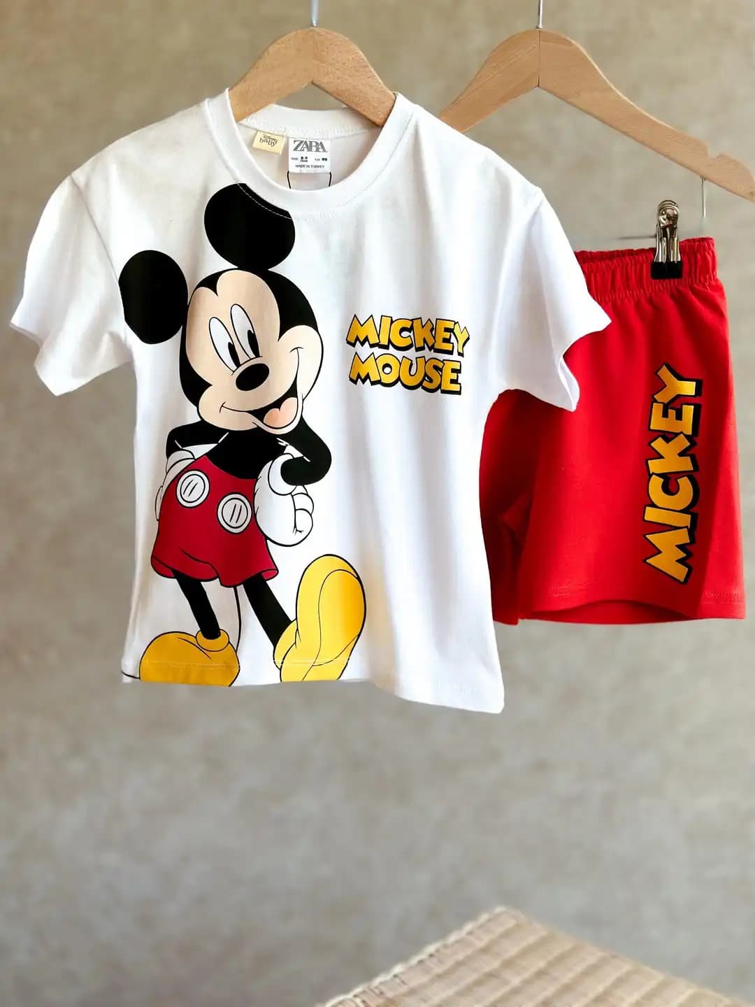 Mickey Mouse Temalı Giyim ve Aksesuarlar: Çocuk ve Yetişkinler İçin Renkli Moda Seçenekleri
