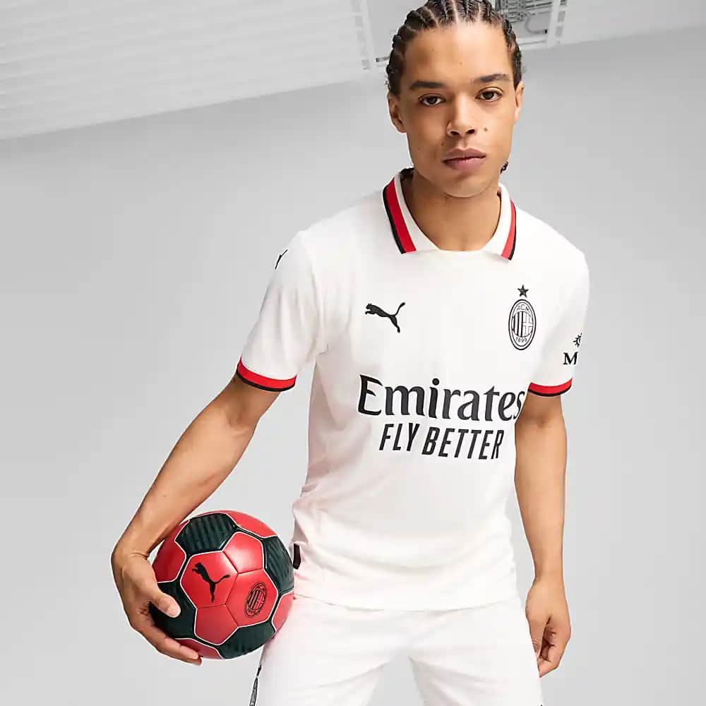 Milan Deplasman Forması: Modern Tasarımlar ve Şıklıkla Futbol Tutkusunu Yansıtın