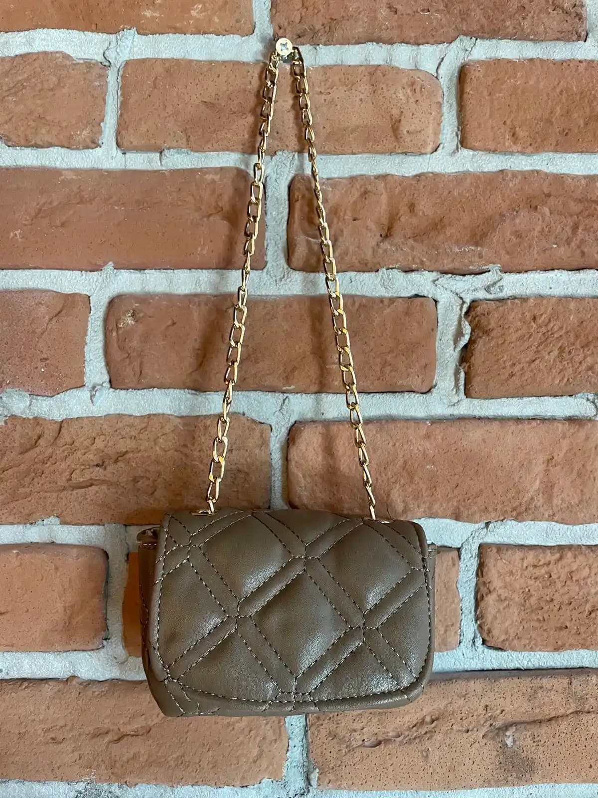 Mini Zincirli Çantalar Moda ve İşlevselliği Bir Arada Sunan Şık Aksesuarlar