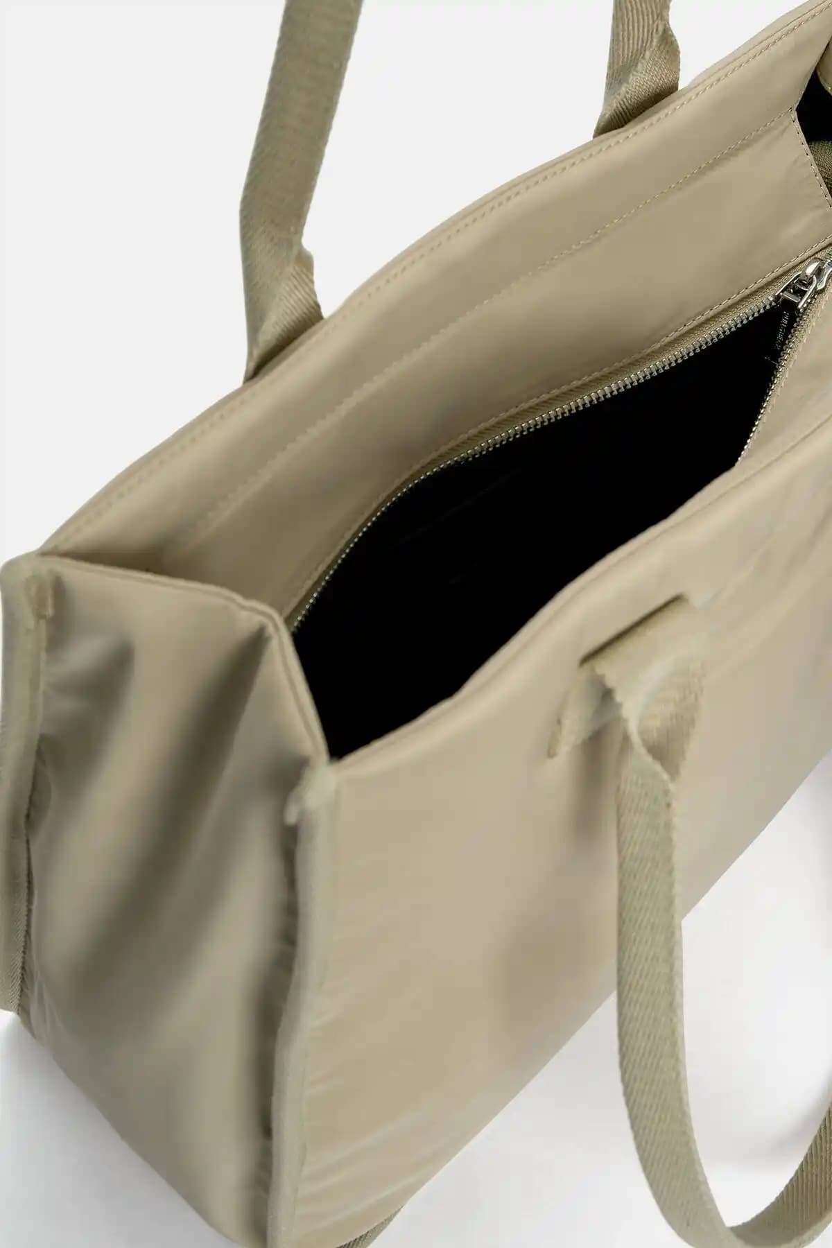 Naylon Çantalar Moda Dünyasında Çok Yönlü ve Şık Bir Seçenek Olarak Günümüzde Popülerlik Kazanıyor