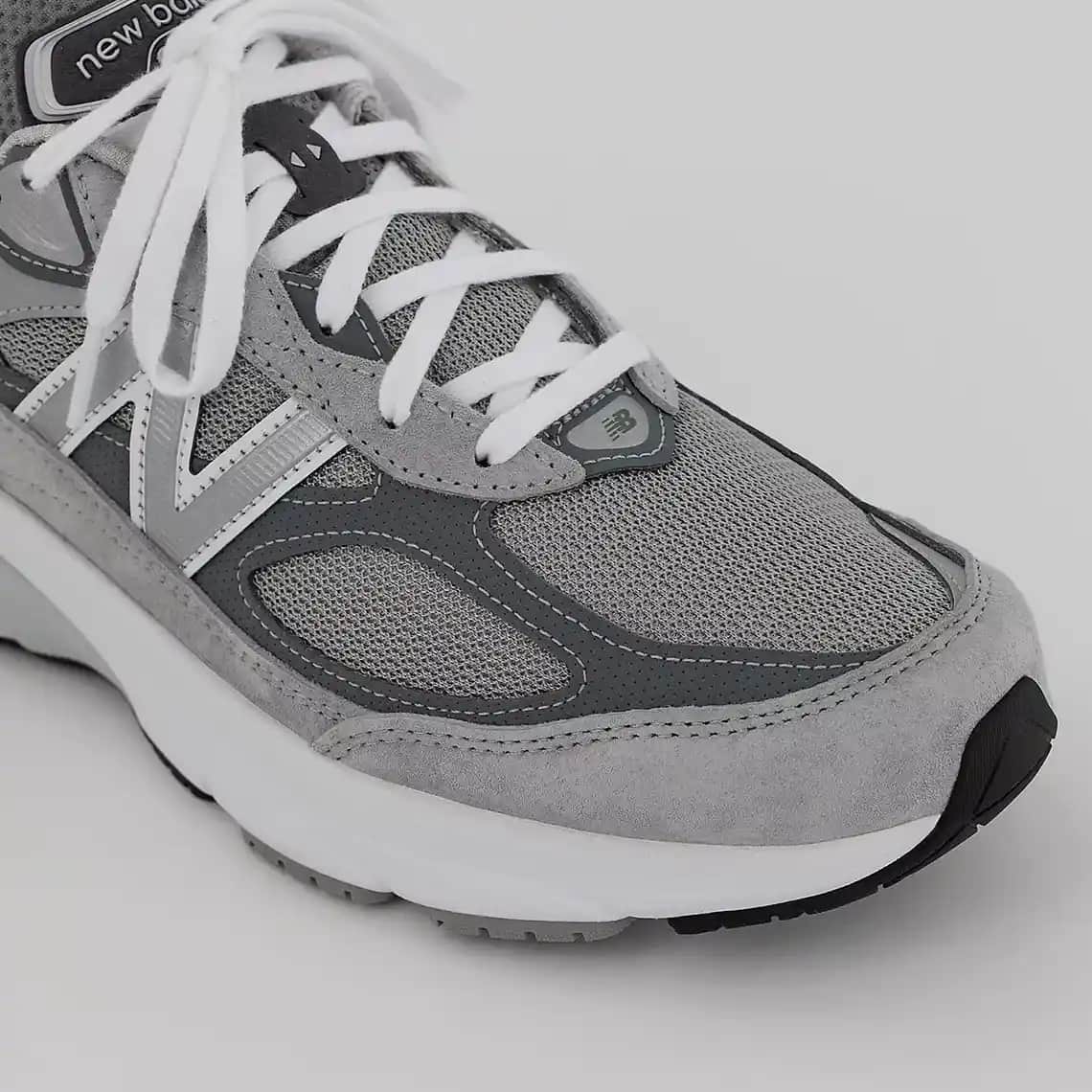New Balance 990 Gri Spor Ayakkabı: Şıklık ve Konforun Modern Buluşması