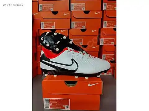 Nike 33 Numara Kramponlar: Performans ve Konforu Bir Arada Sunan Geniş Beden Spor Ayakkabıları