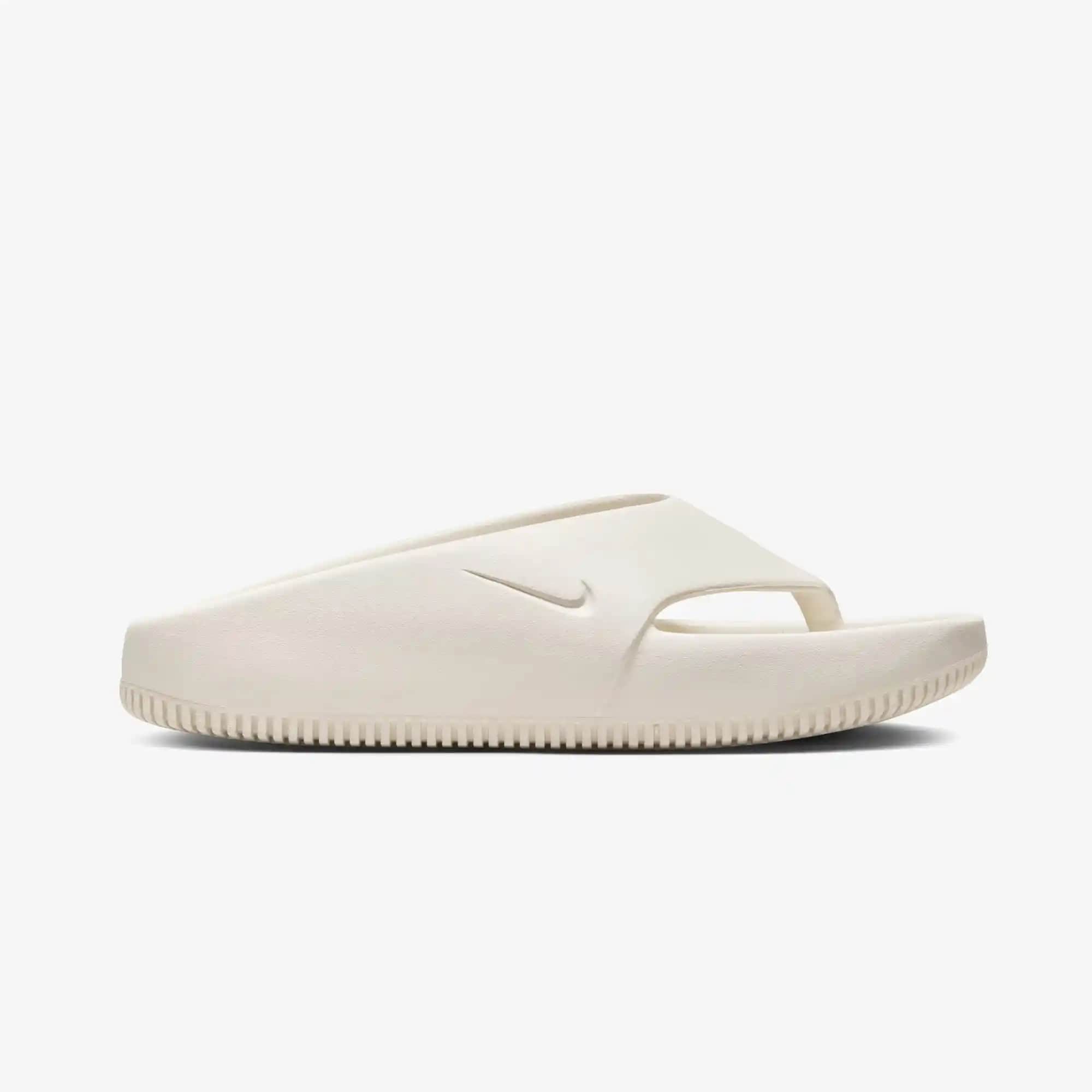 Nike Bayan Terlikleri: Şıklık ve Konforu Bir Arada Sunan Modern Tasarımlar