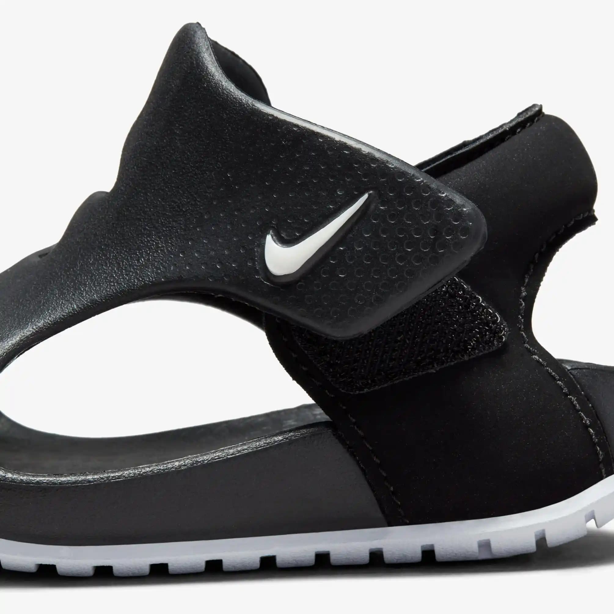 Nike Bebek Sandaletleri: Şıklık ve Konforu Bir Arada Sunan Çocuk Ayakkabıları