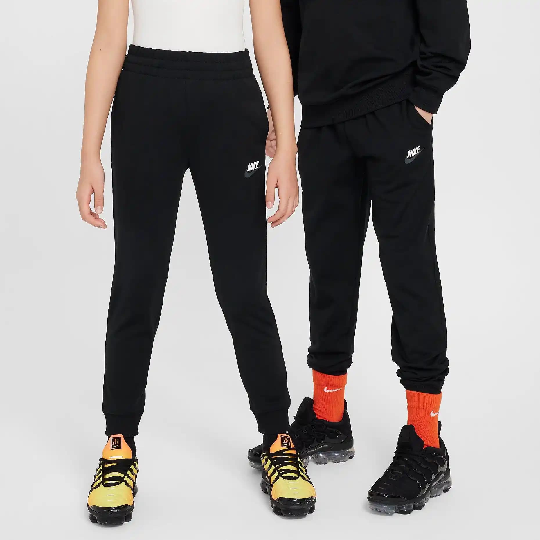 Nike Çocuk Eşofmanları: Konfor ve Şıklık Sunan Kaliteli Spor Giyim Seçenekleri