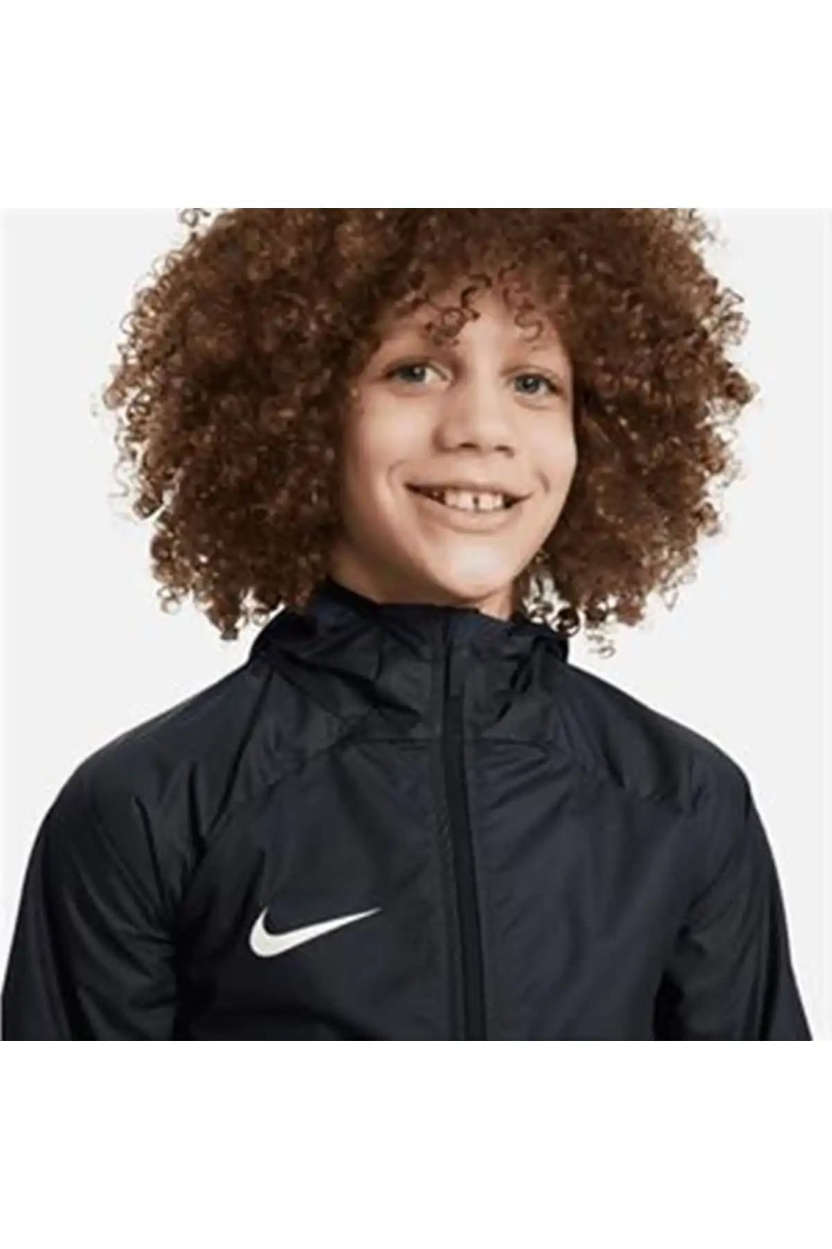 Nike Çocuk Yağmurlukları: Dayanıklı ve Şık Tasarımlarla Mevsim Koşullarına Uygun