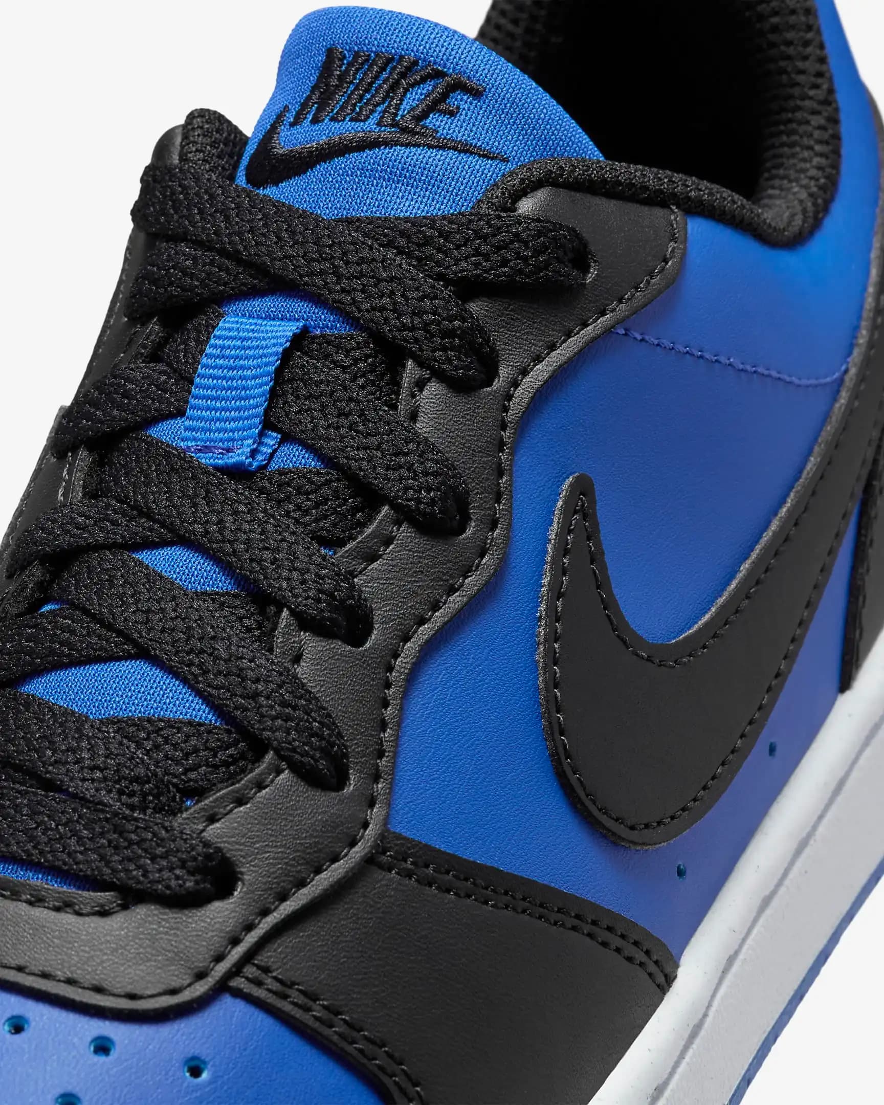 Nike Court Borough Mavi Spor Ayakkabıları: Şıklık ve Konforun Birleştiği Modern Tasarım
