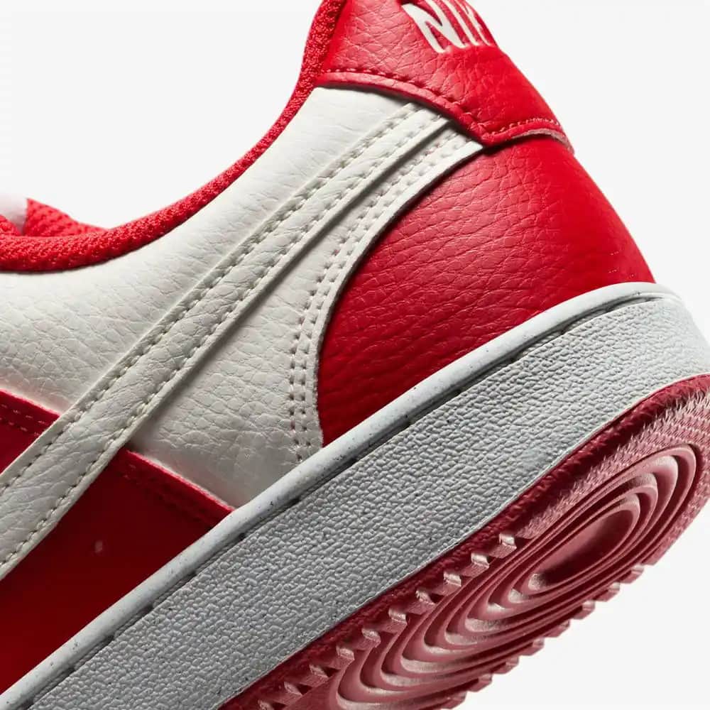 Nike Court Kırmızı Spor Ayakkabılarıyla Günlük Şıklığınızı Yükseltin ve Enerjik Görünüm Elde Edin