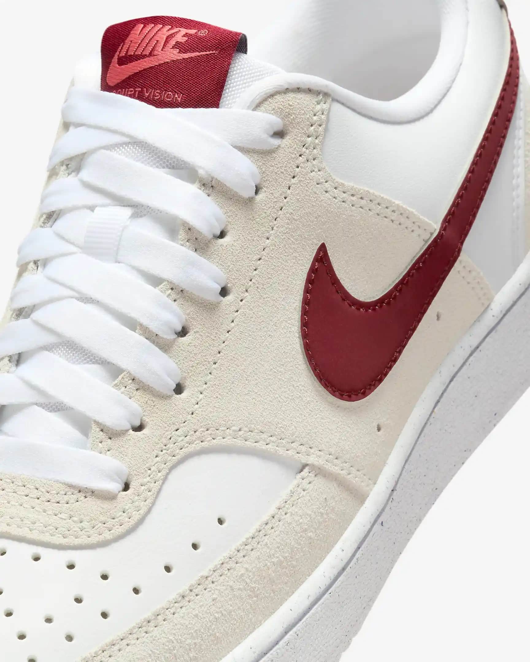 Nike Court Vision Low Spor Ayakkabısı: Şıklık ve Konforun Mükemmel Buluşması