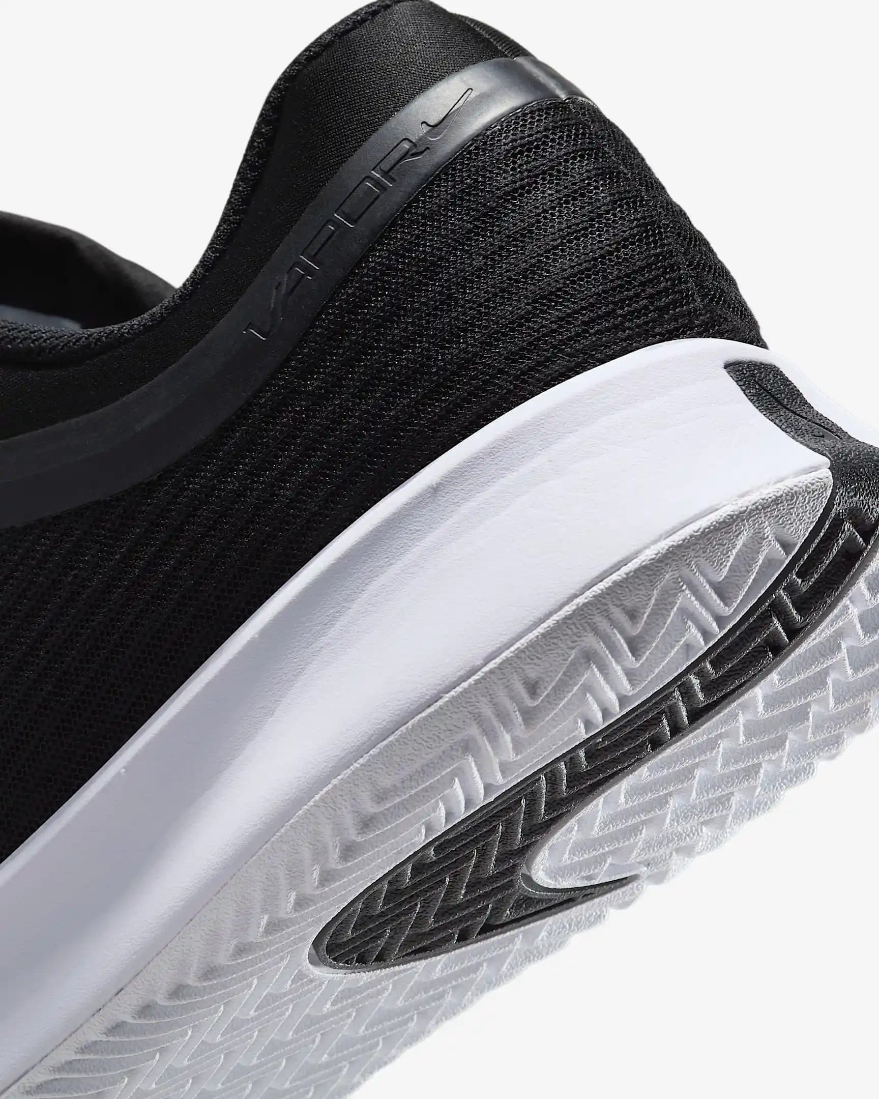 Nike Erkek Tenis Ayakkabısı: Performans ve Şıklığın Modern Buluşması