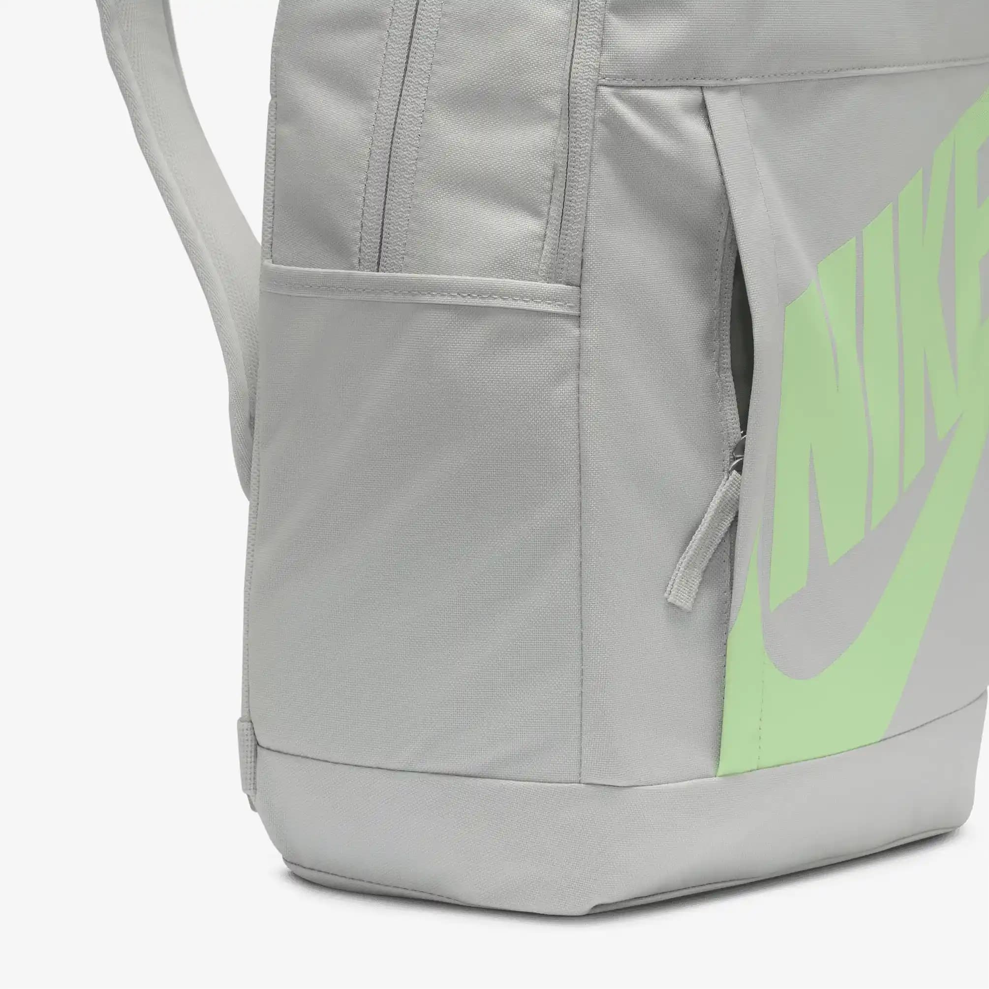Nike Gri Sırt Çantası: Şıklık ve İşlevselliğin Bir Arada Sunumu