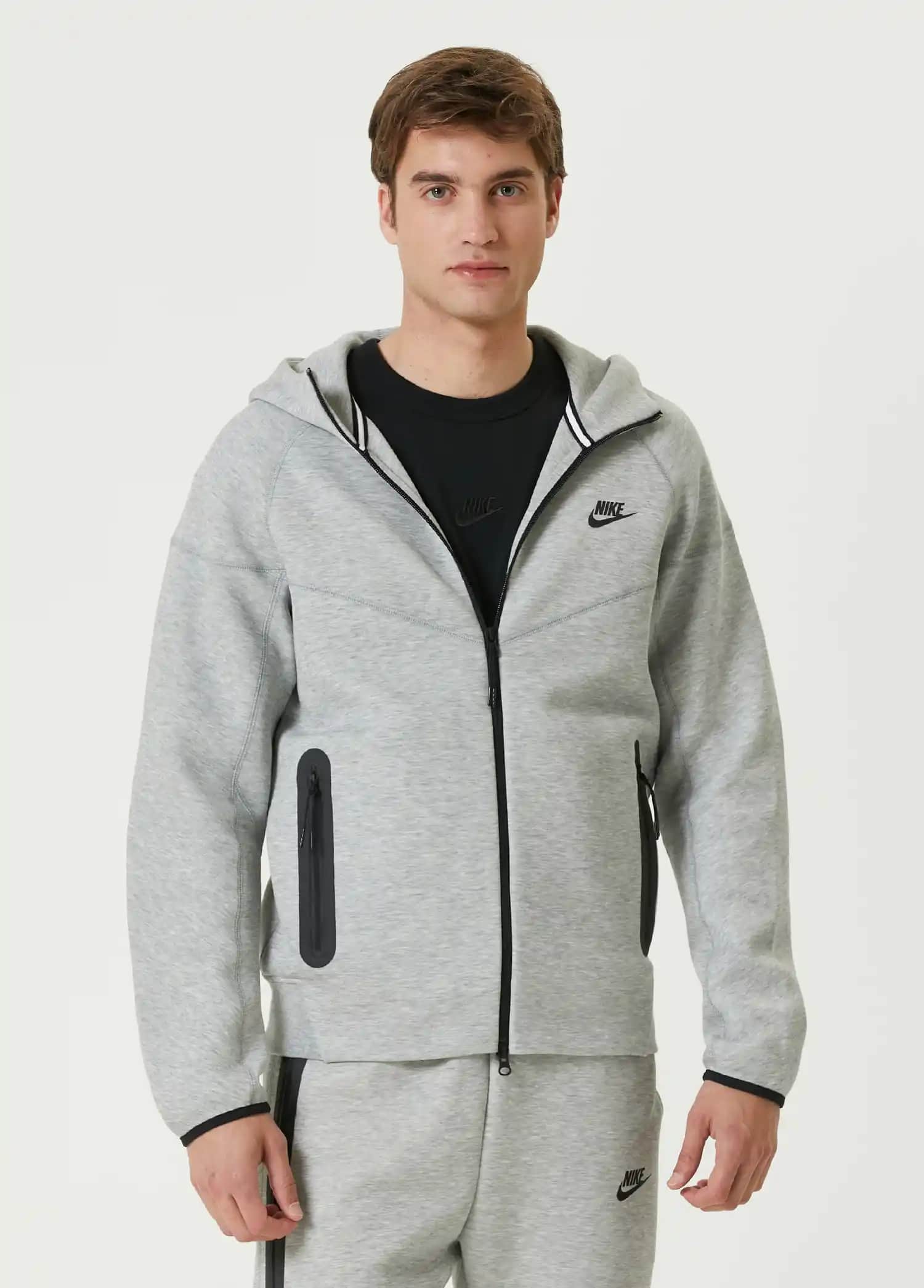 Nike Gri Tech Fleece: Şıklık ve Konforun Modern Spor Giyim Seçeneği
