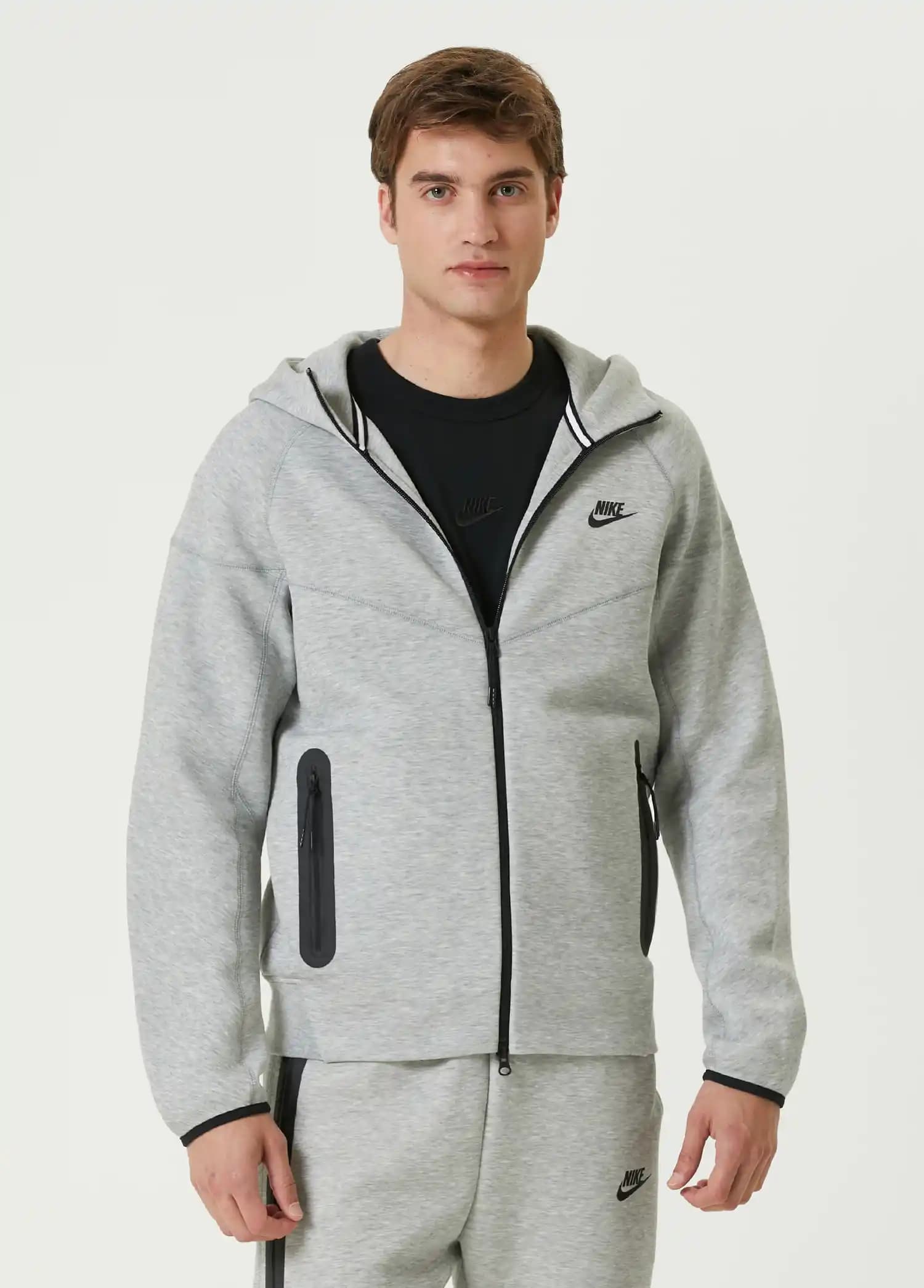 Nike Gri Tech Fleece: Şıklık ve Konforun Modern Spor Giyim Seçeneği