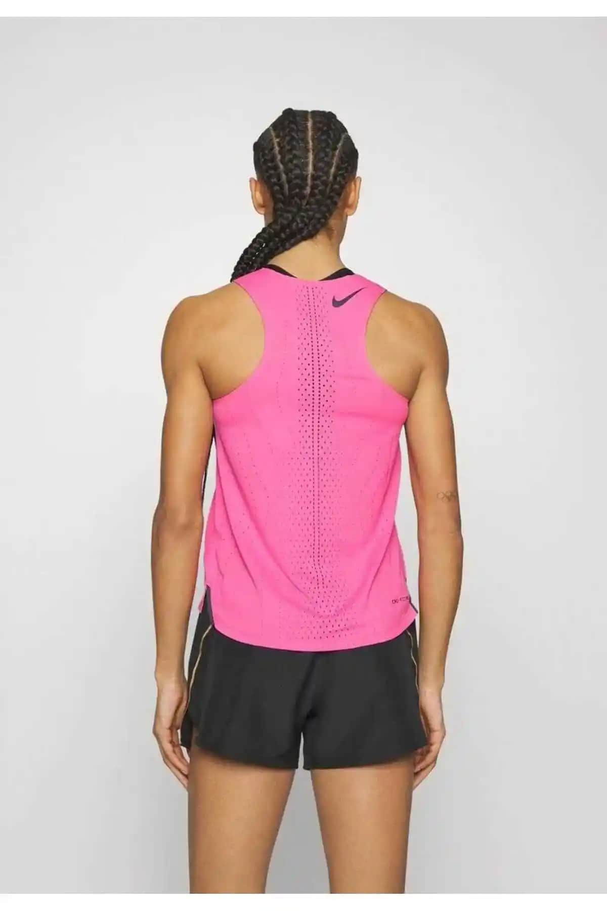 Nike Kadın Sporcu Giyim ve Aksesuarları: Performans ve Tarzı Bir Arada Sunar
