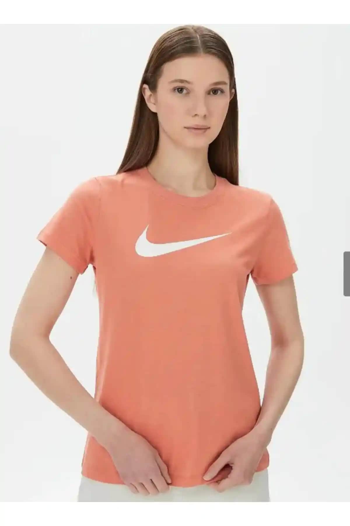 Nike Kadın Tişörtleri: Modern Stil ve Konfor Sunan Spor ve Günlük Giyim Seçenekleri